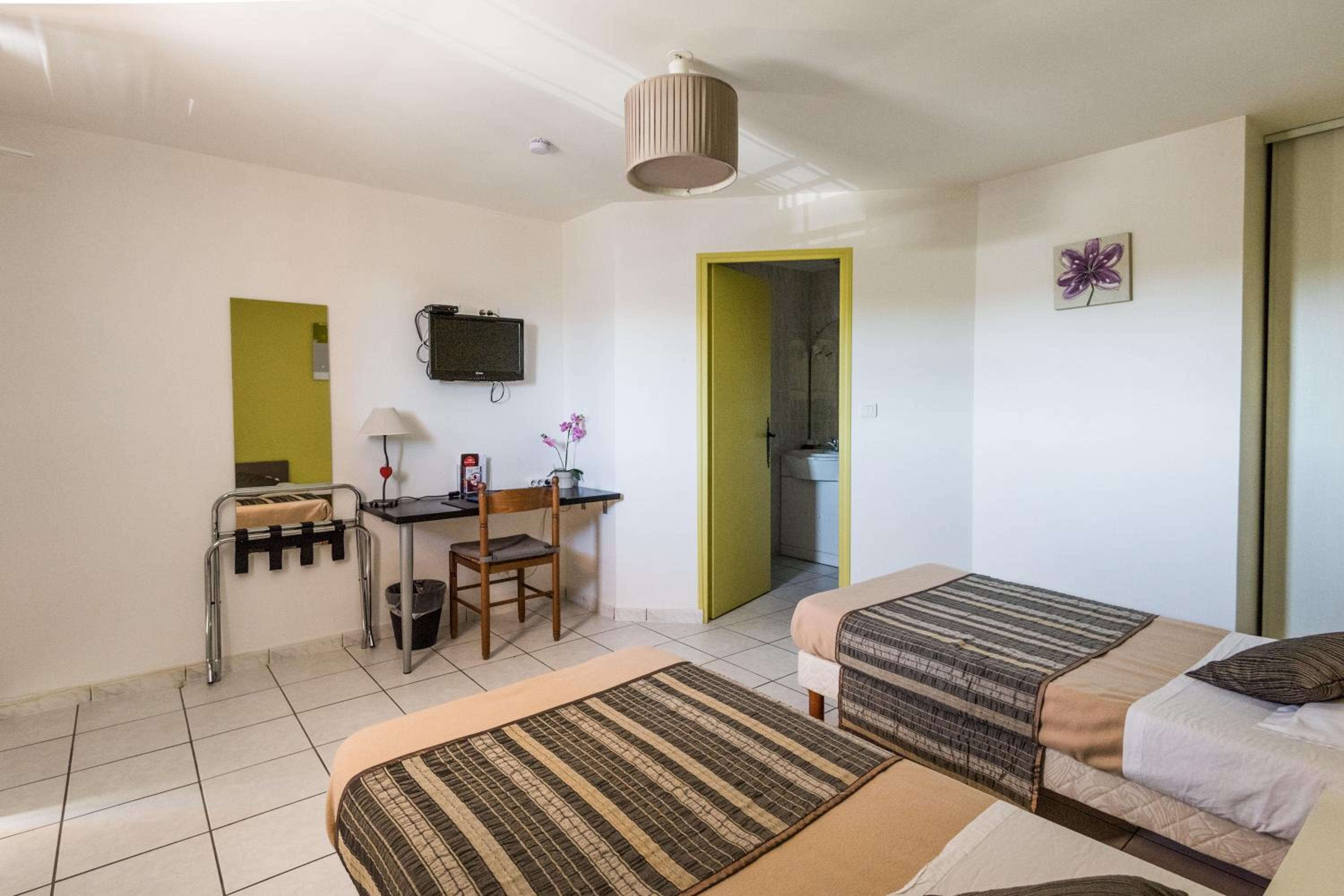 Twin Room with Shower - Photo 1