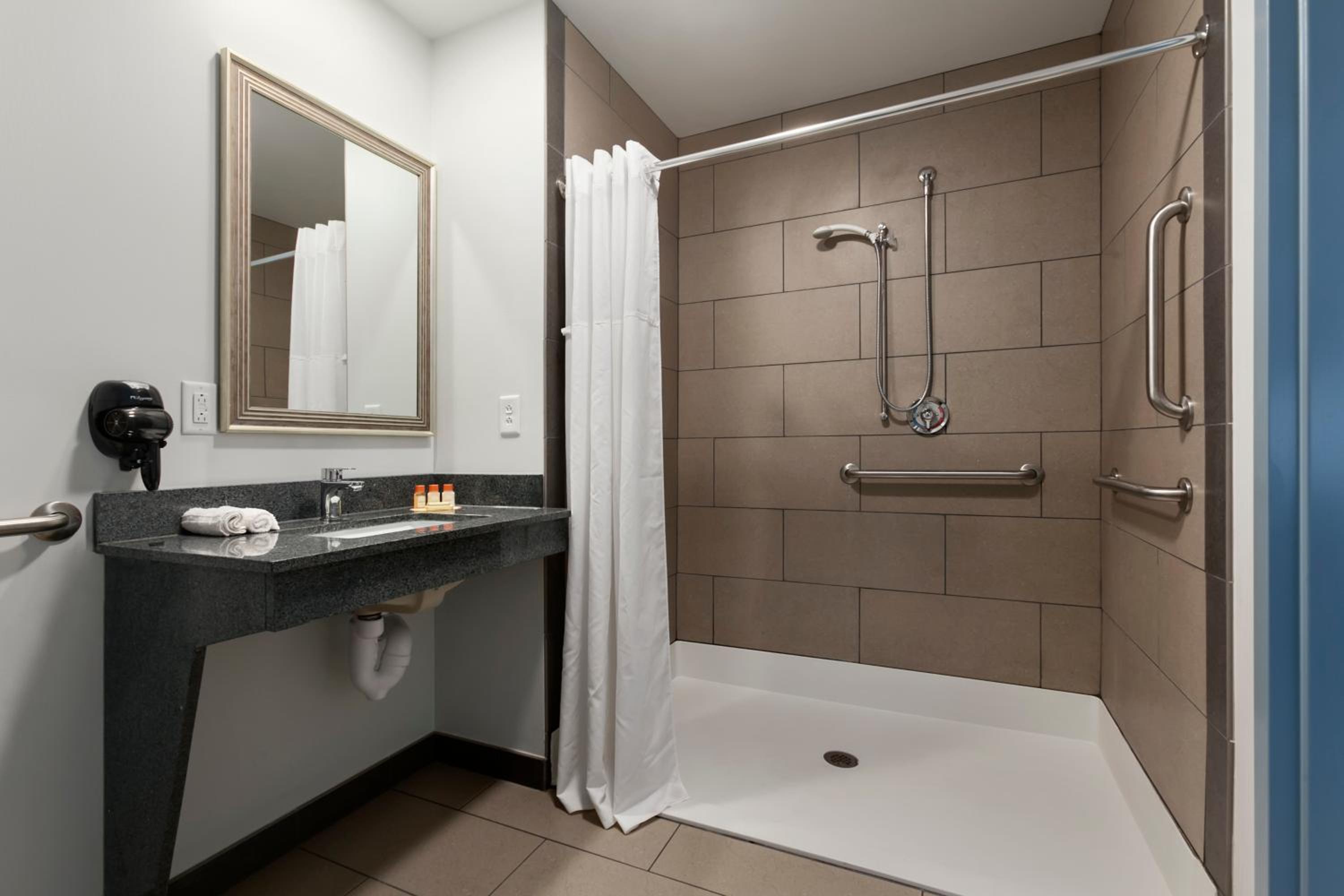 King Room - Non-Smoking - Photo 4