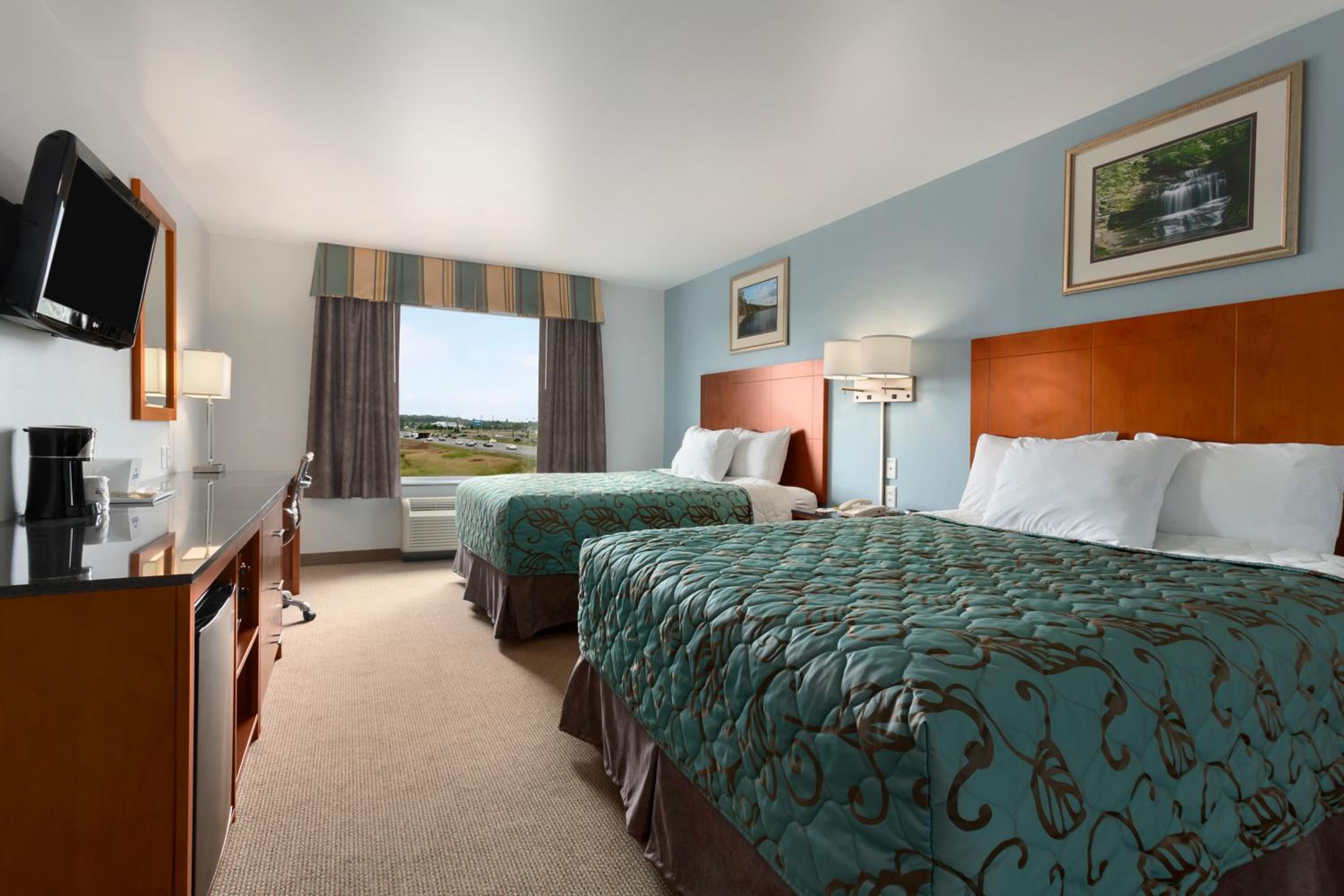 Queen Room with Two Queen Beds - Non-Smoking - Photo 2