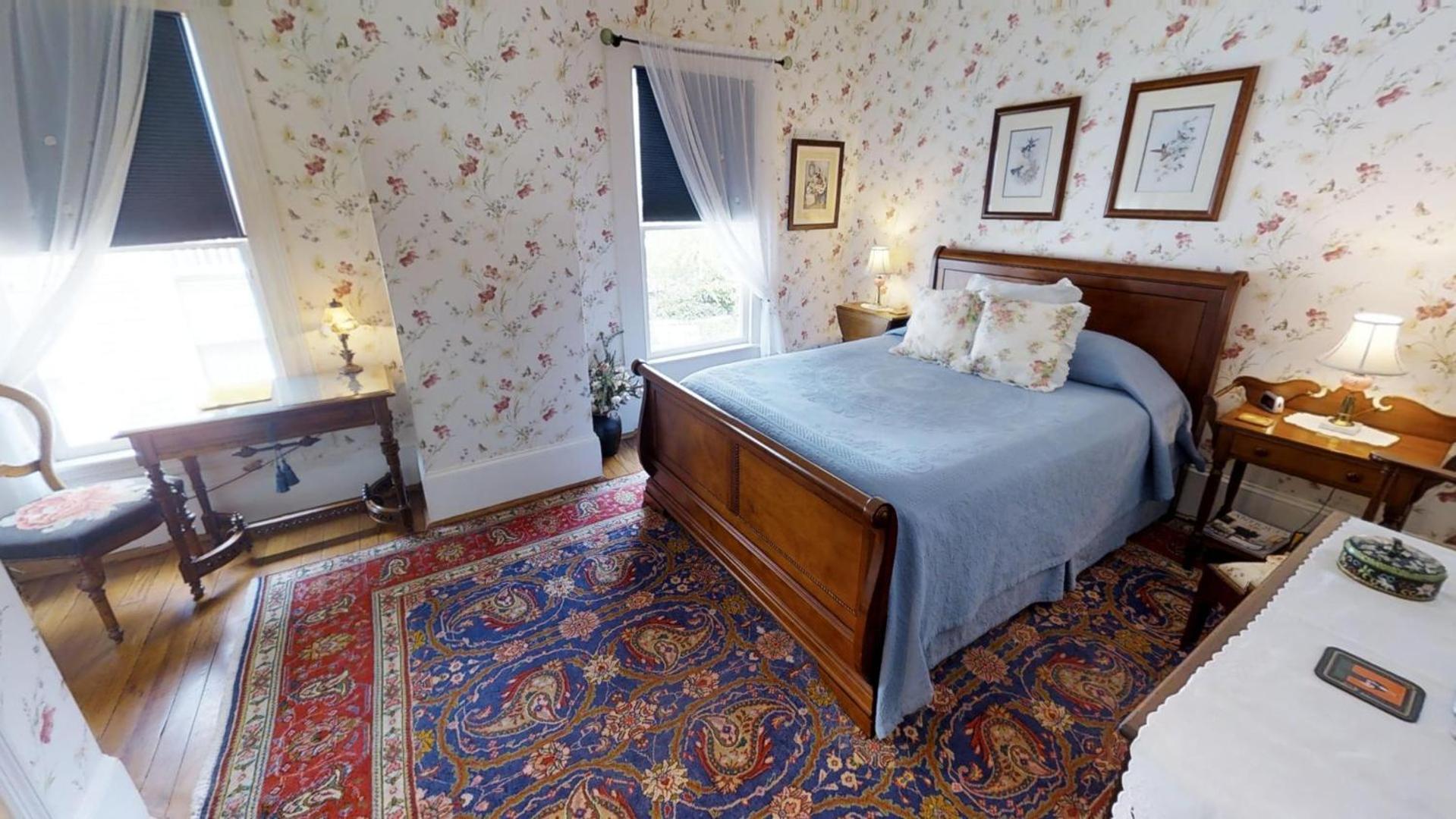 Queen Room photo 2