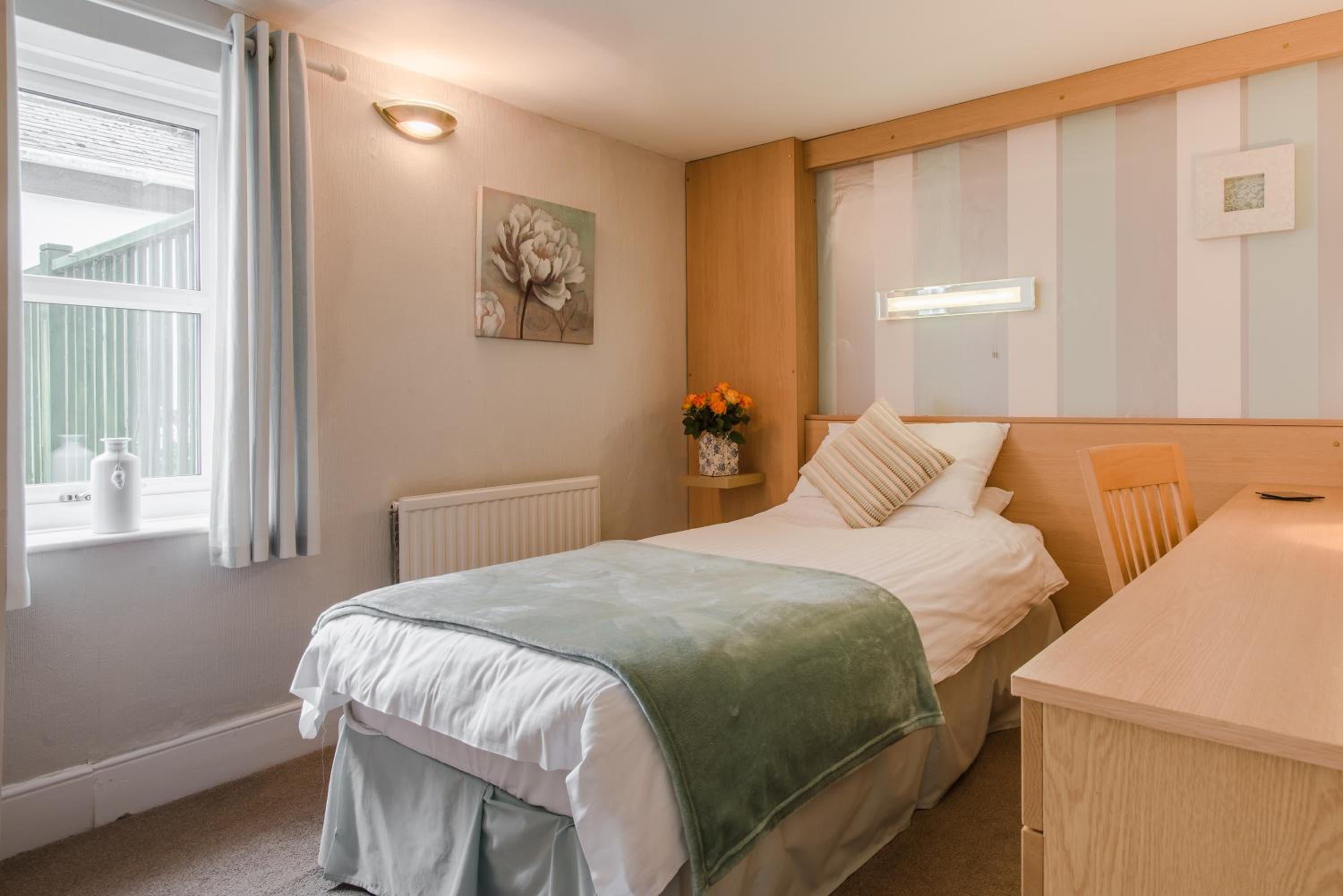 Single Room with Private Bathroom photo 2
