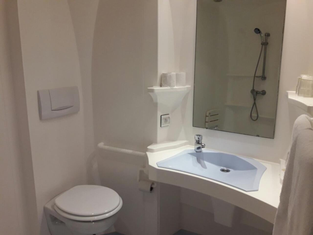 Economy Triple Room photo 2