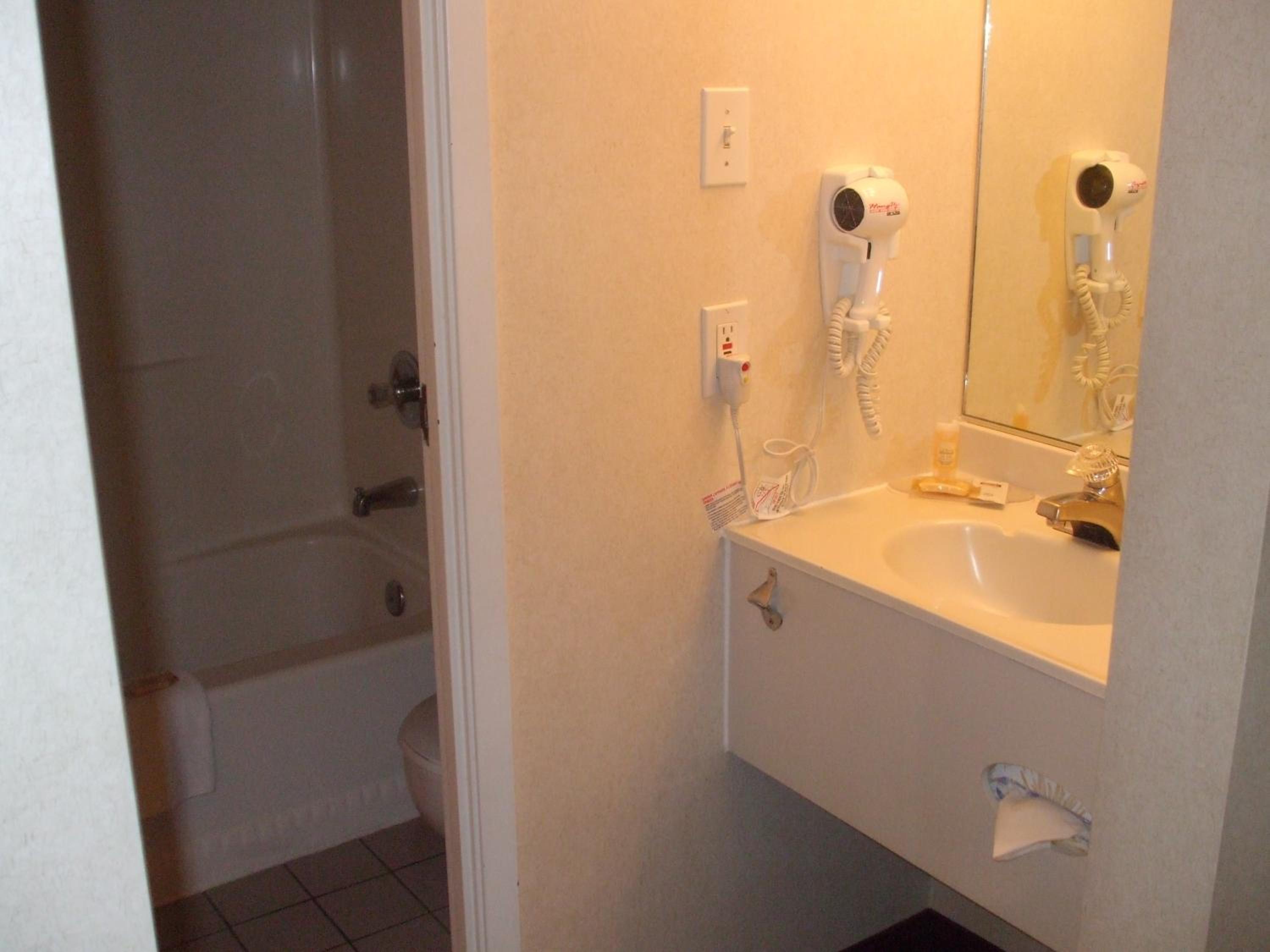 Queen Room with Two Queen Beds - Non-Smoking - Photo 2