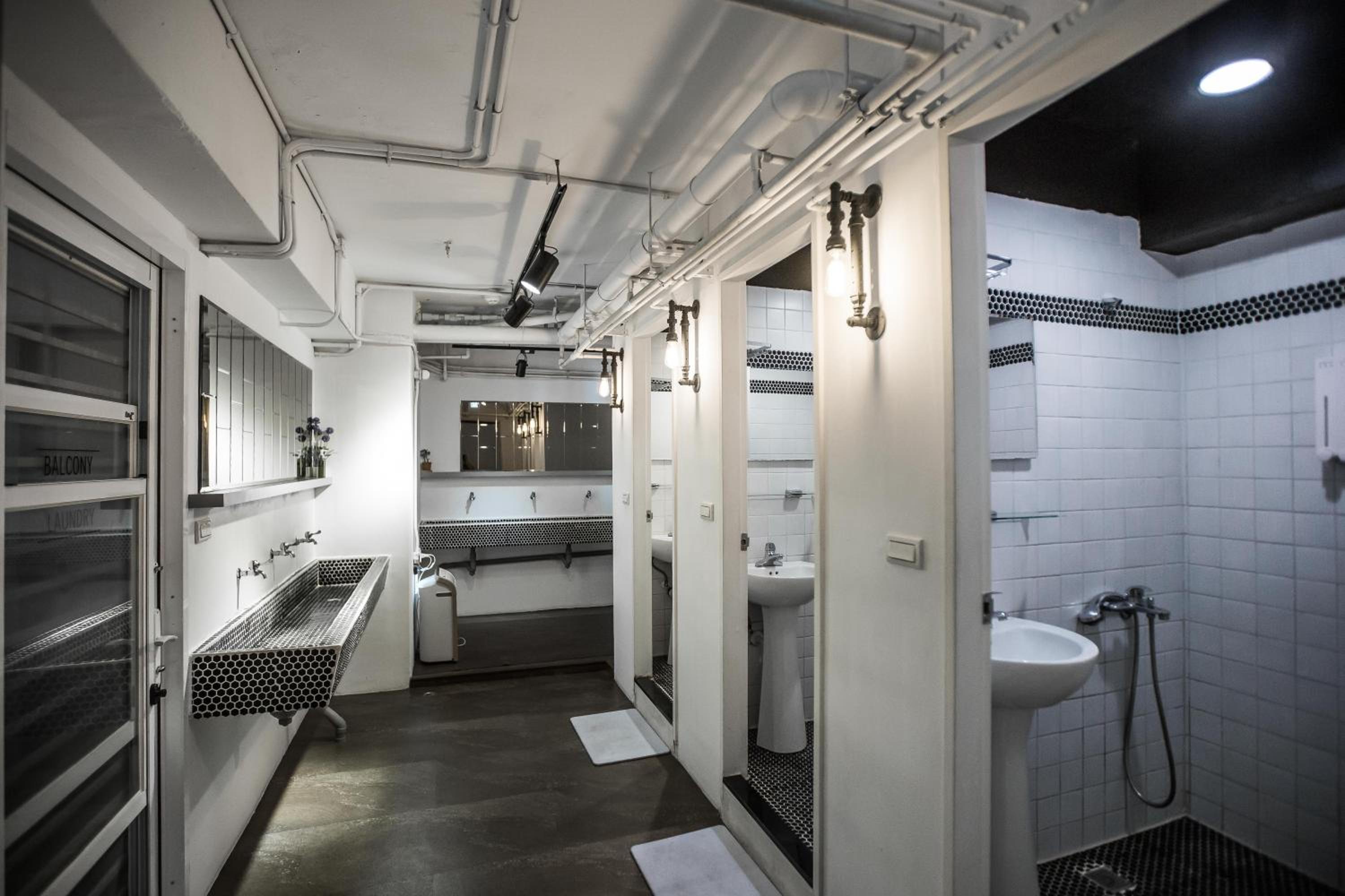 Economy Quadruple Room with Shared Bathroom photo 2