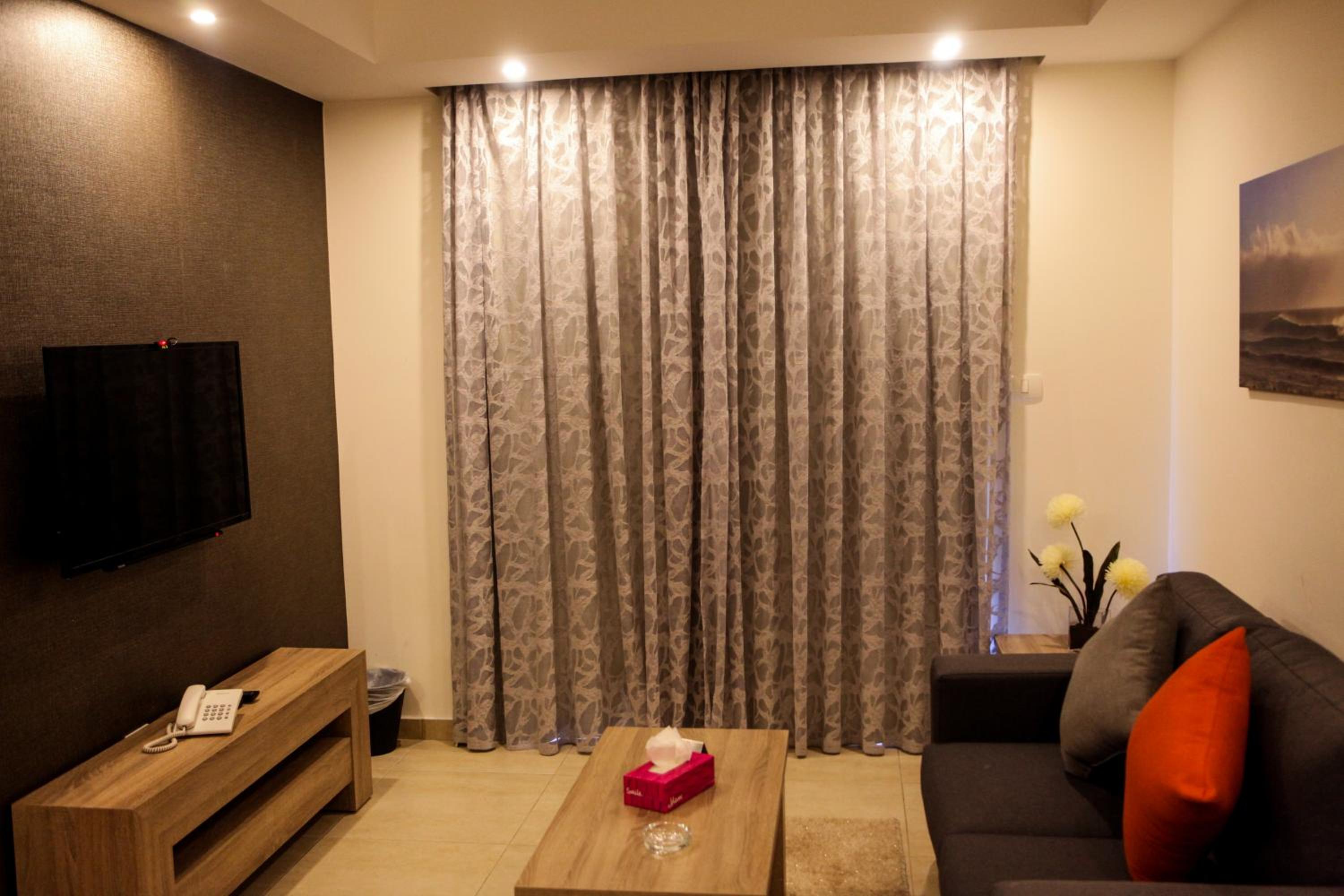 One-Bedroom Apartment - Photo 3