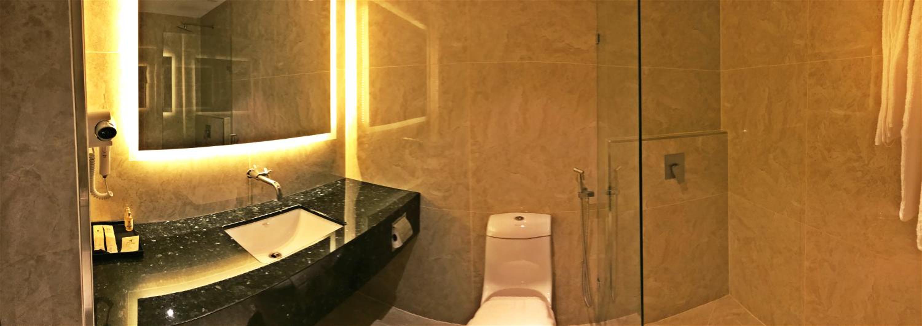 King Room with Balcony - Photo 16