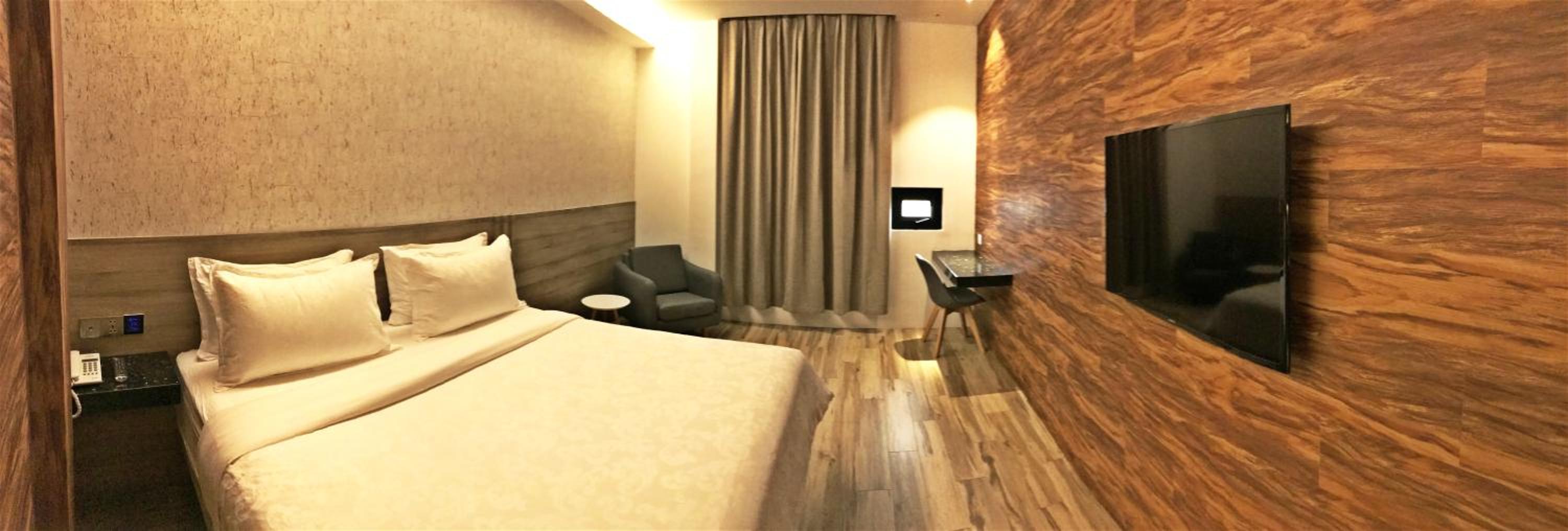 Superior King Room - Photo 3