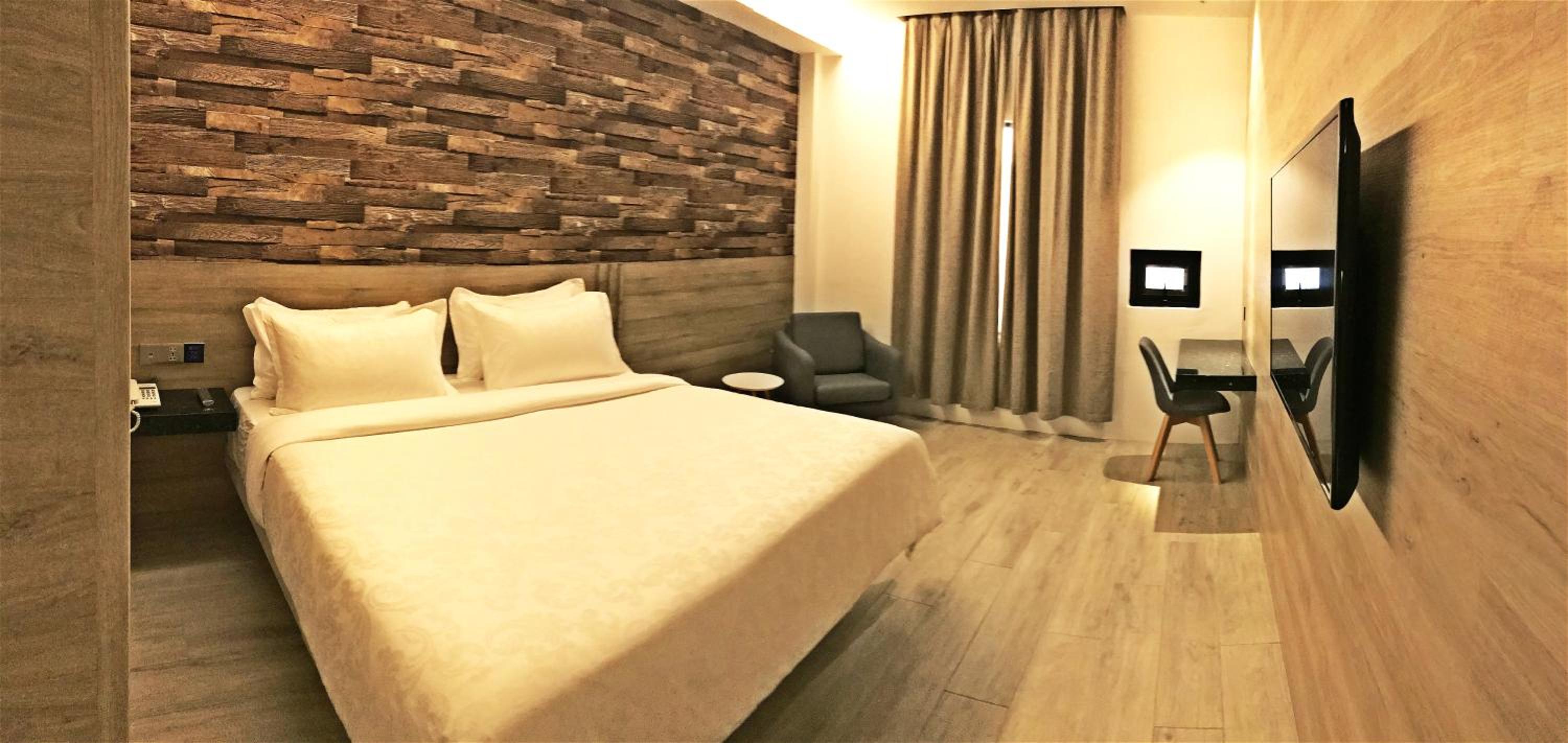 Superior King Room - Photo 4