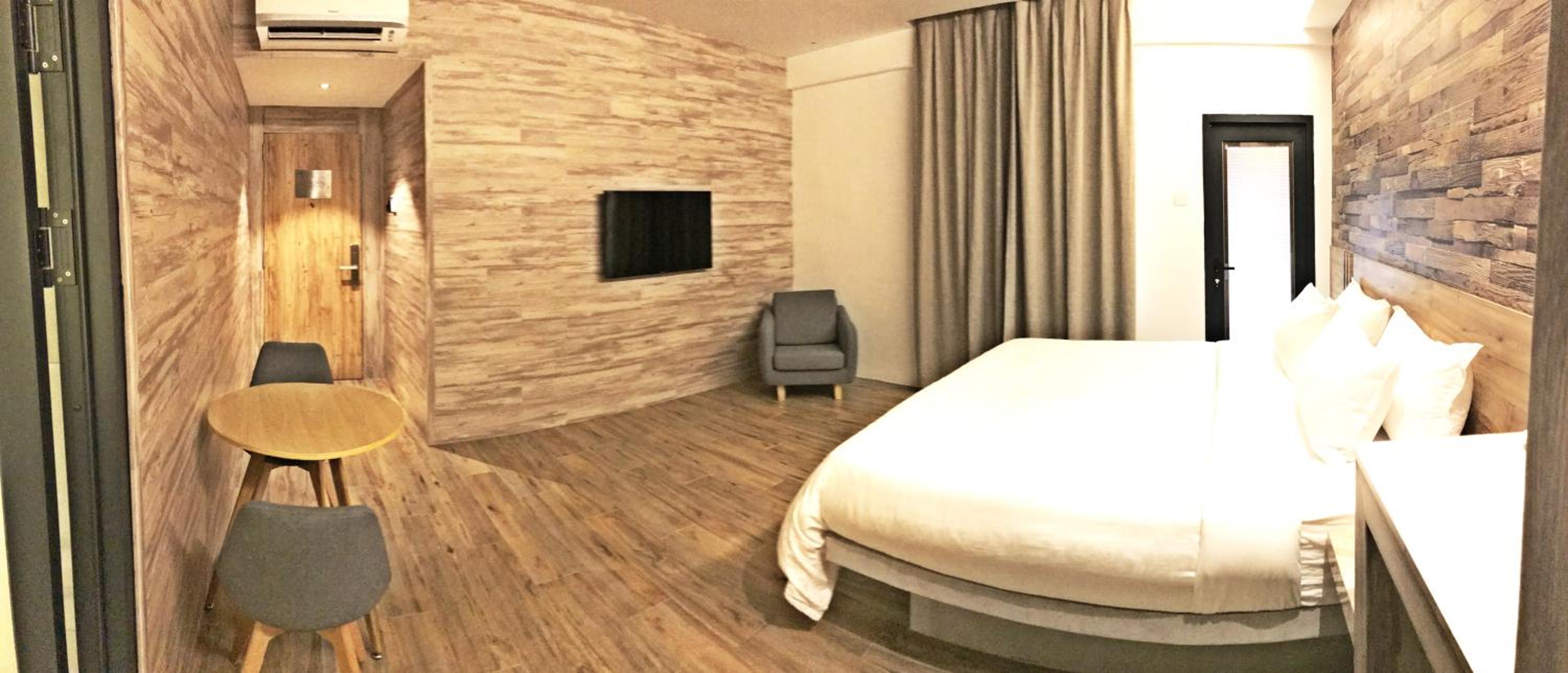King Room with Balcony - Photo 10