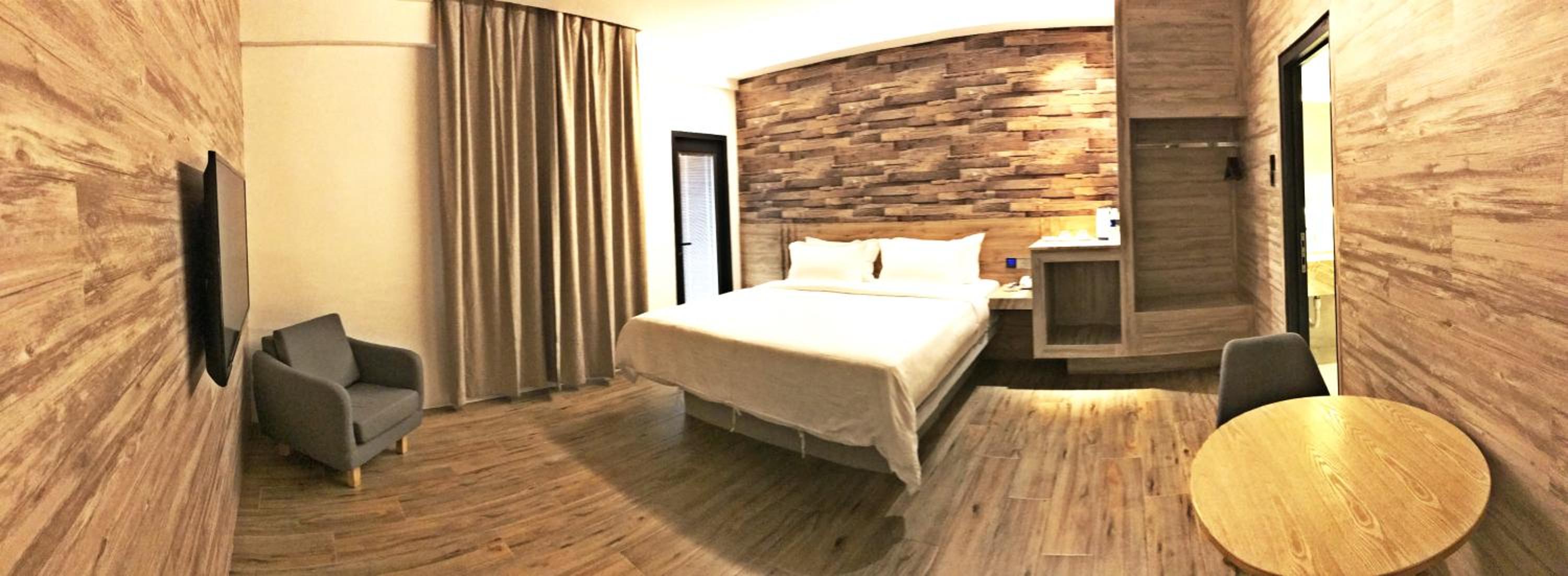 King Room with Balcony - Photo 8