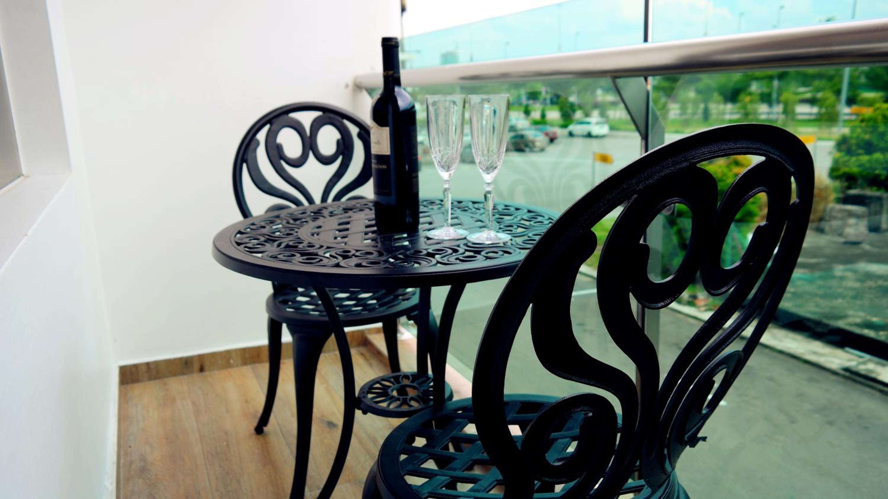 King Room with Balcony - Photo 12