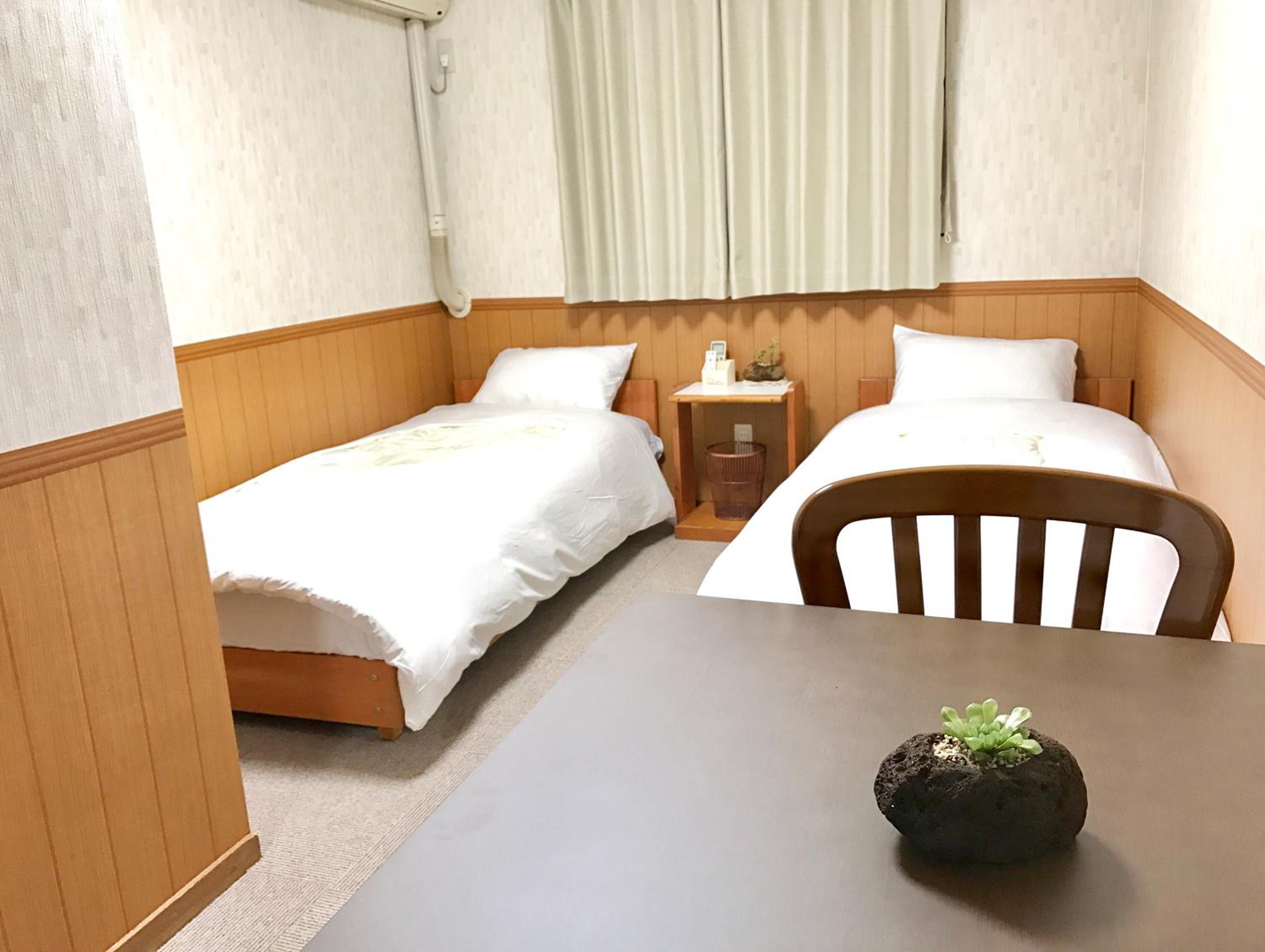 Economy Twin Room - Photo 5
