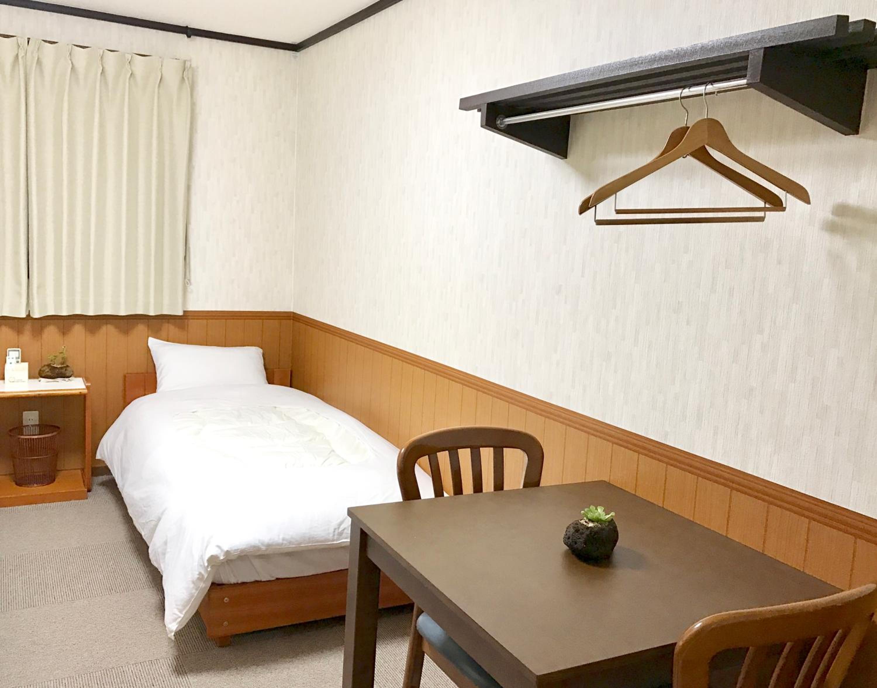 Economy Twin Room - Photo 4