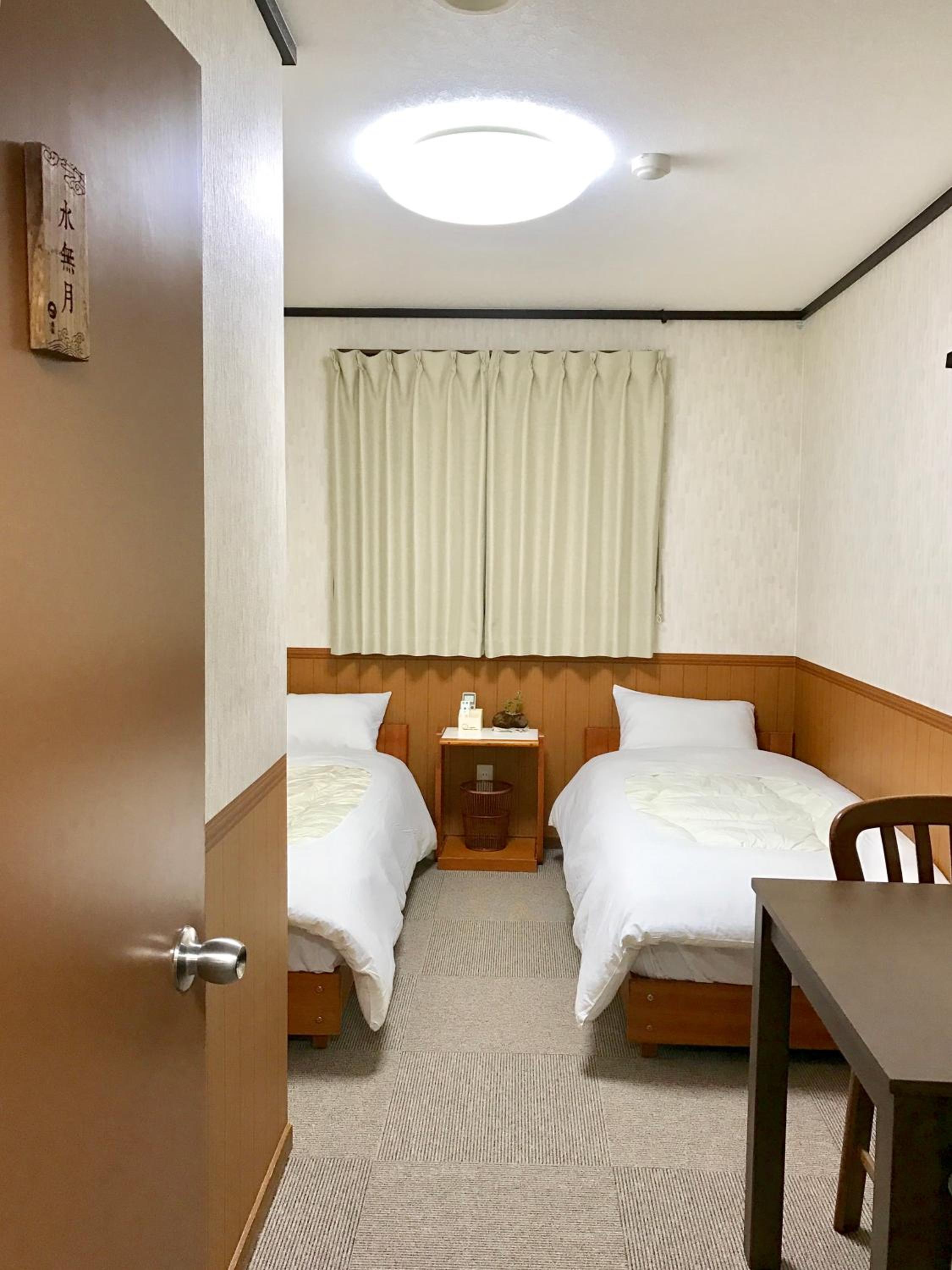 Economy Twin Room - Photo 3