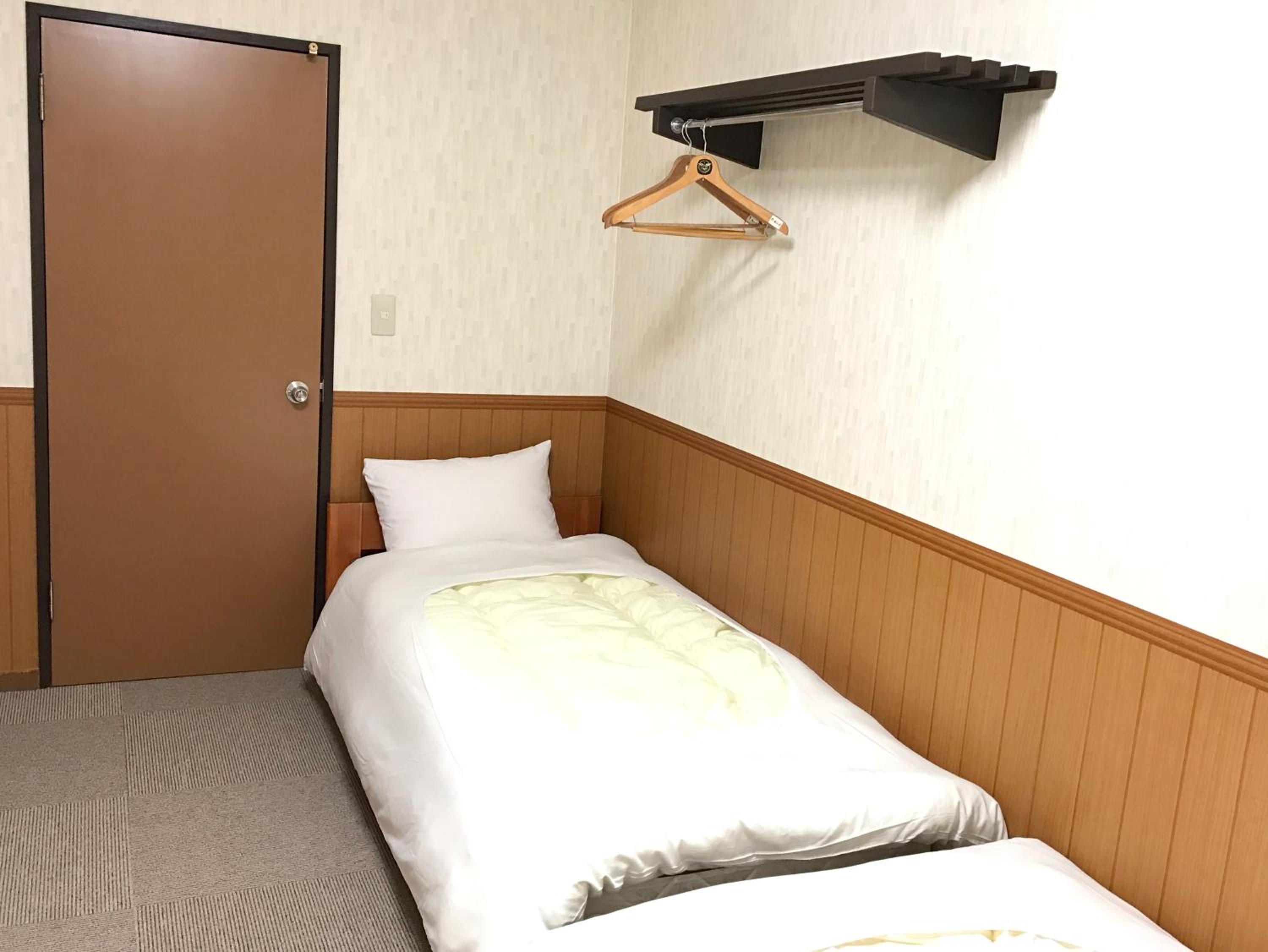 Economy Triple Room - Photo 4