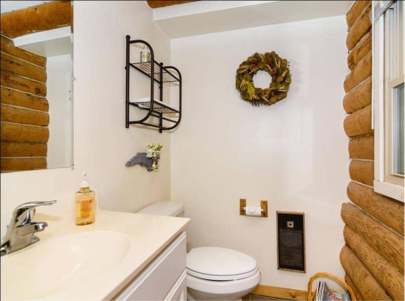 Three-Bedroom Cabin photo 3