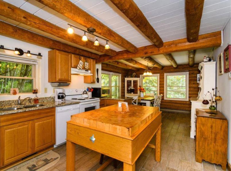 Three-Bedroom Cabin photo 2