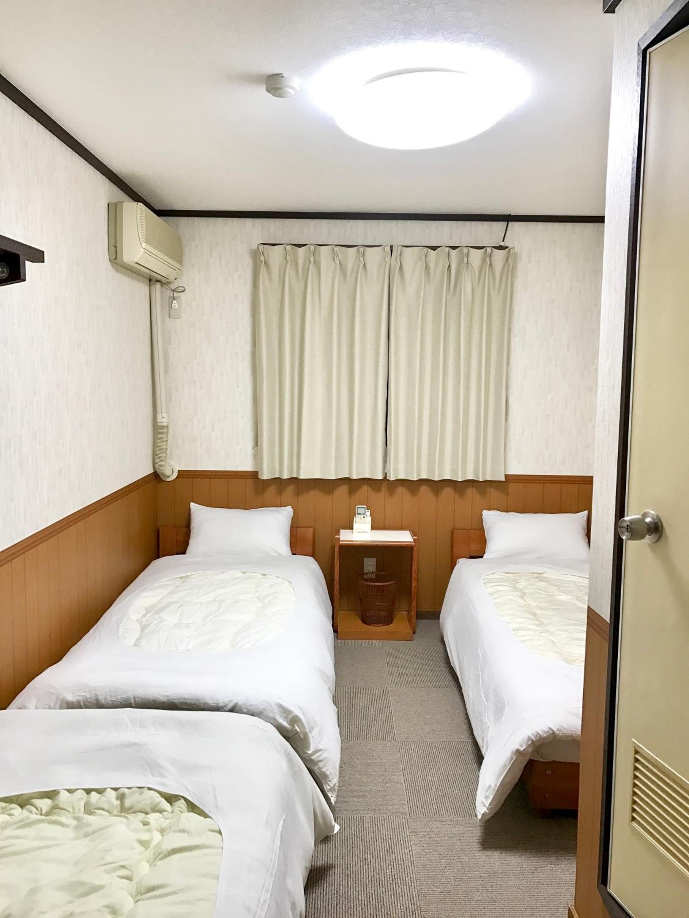 Twin Room with Bath - Photo 1