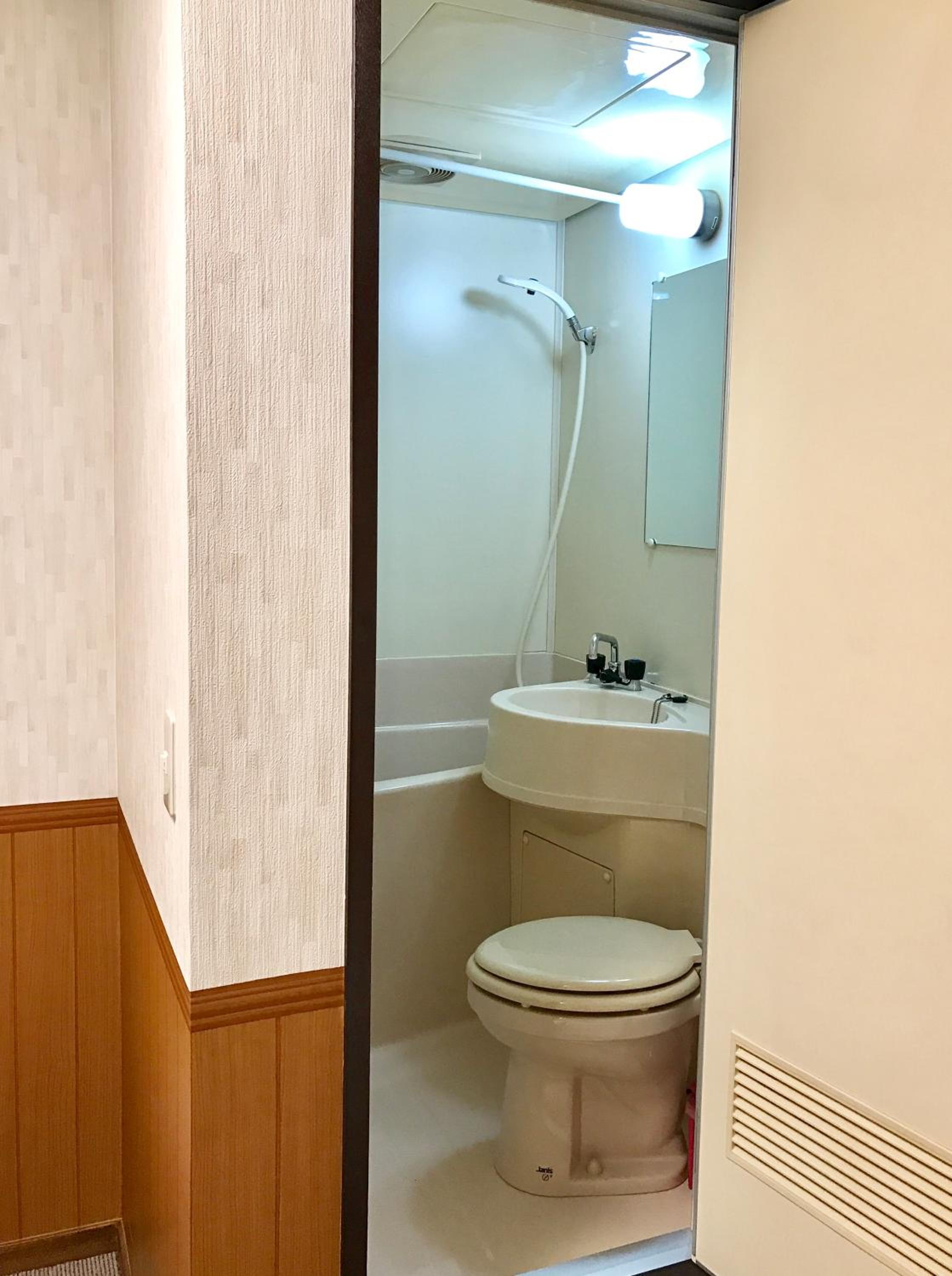 Twin Room with Bath - Photo 8