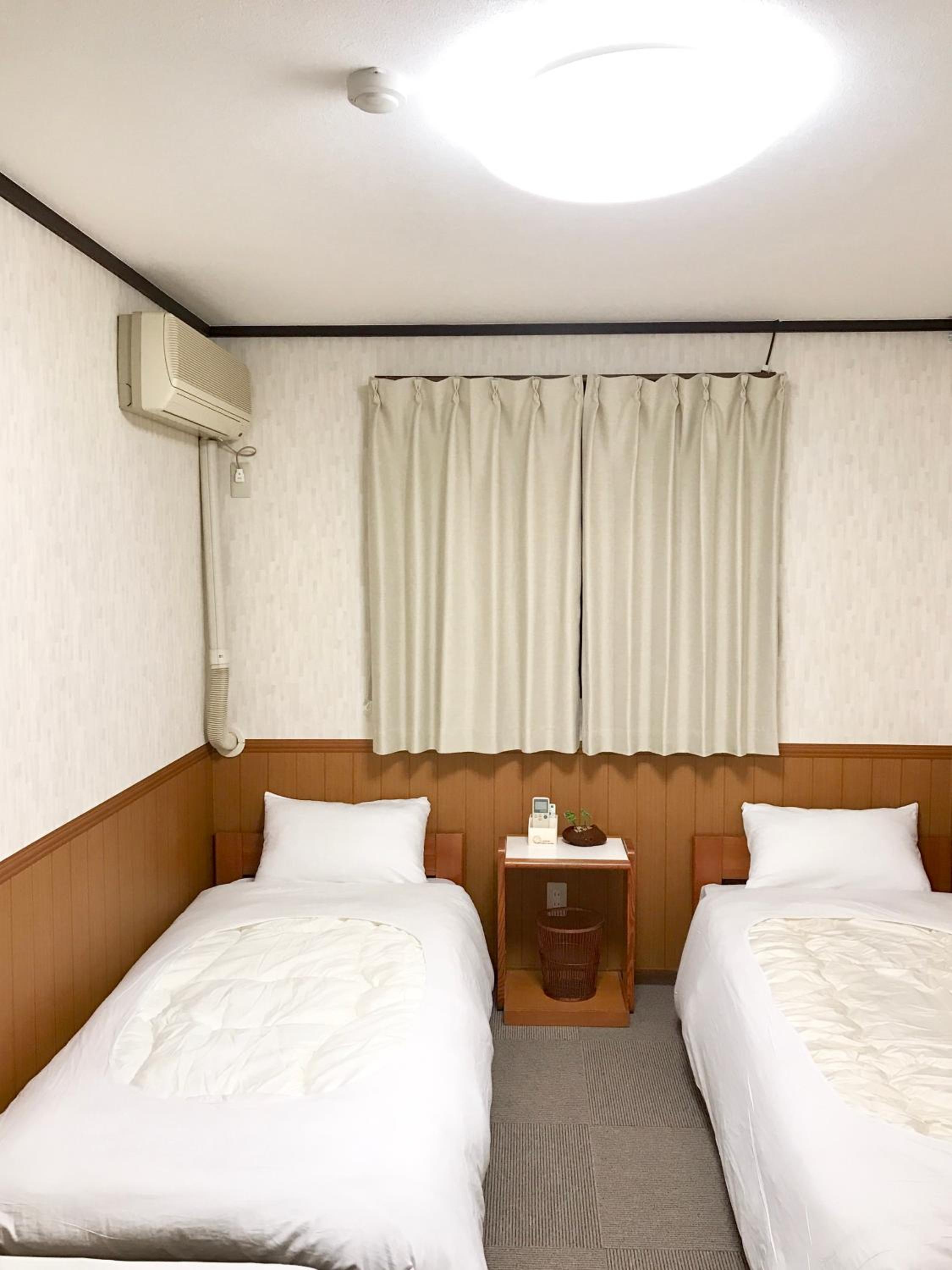 Twin Room with Bath - Photo 7