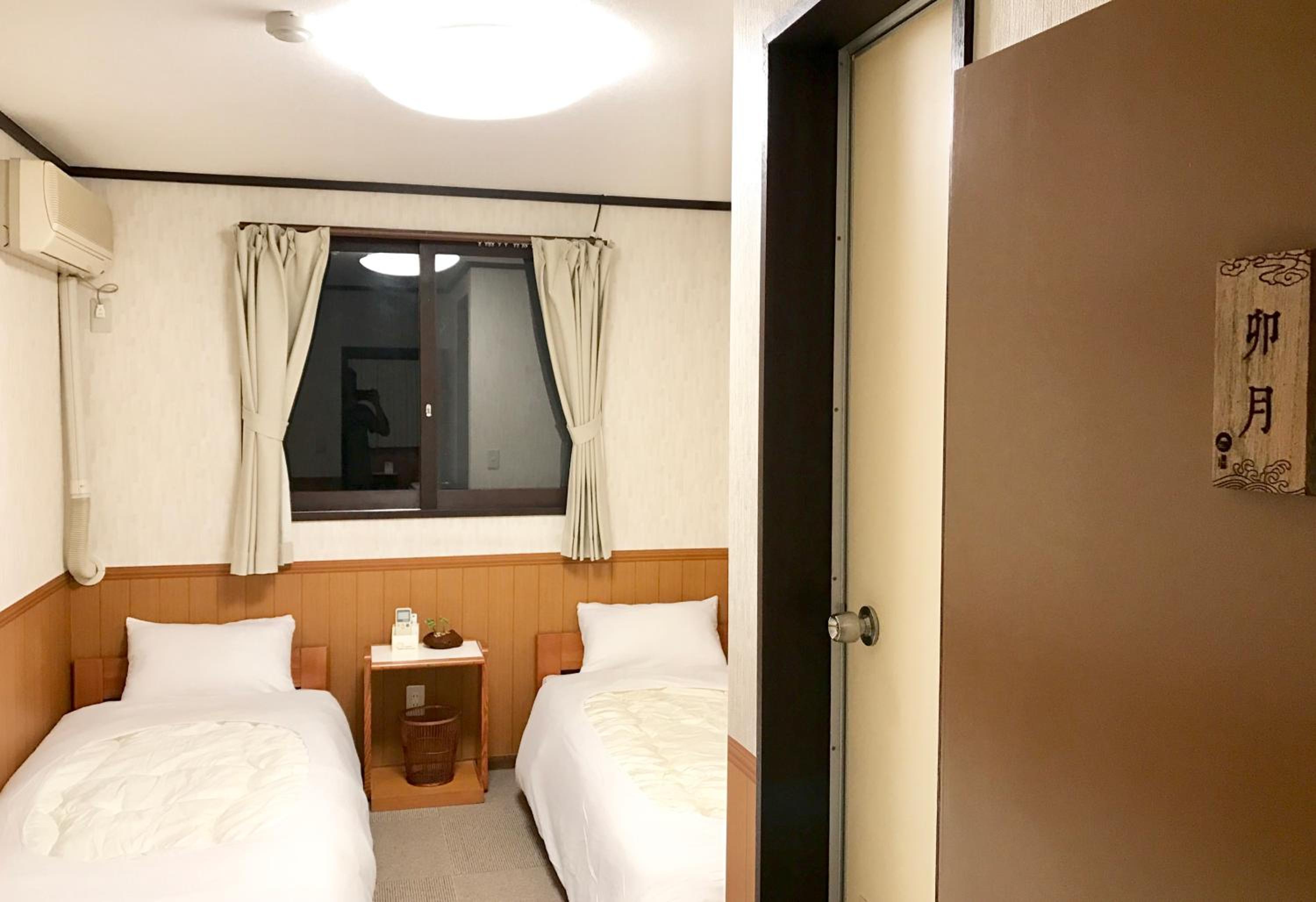 Twin Room with Bath - Photo 5