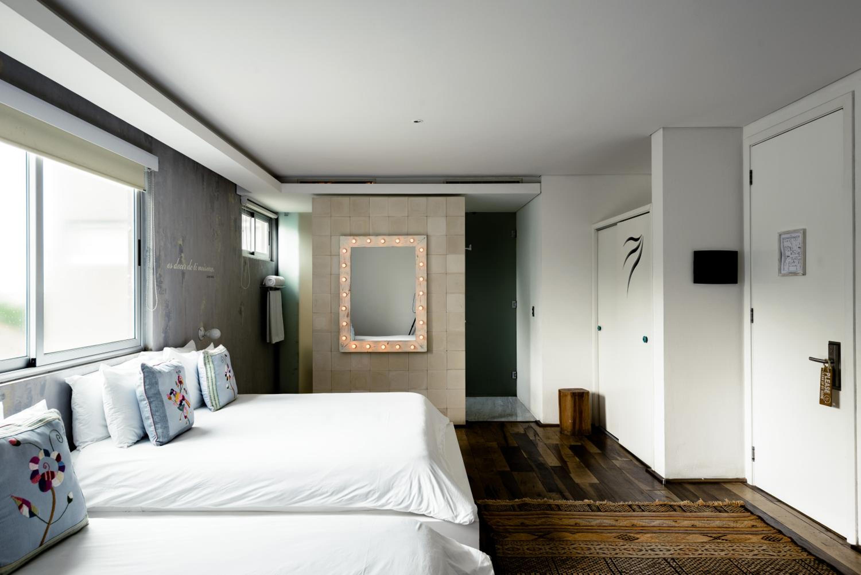Standard Suite - Photo 5