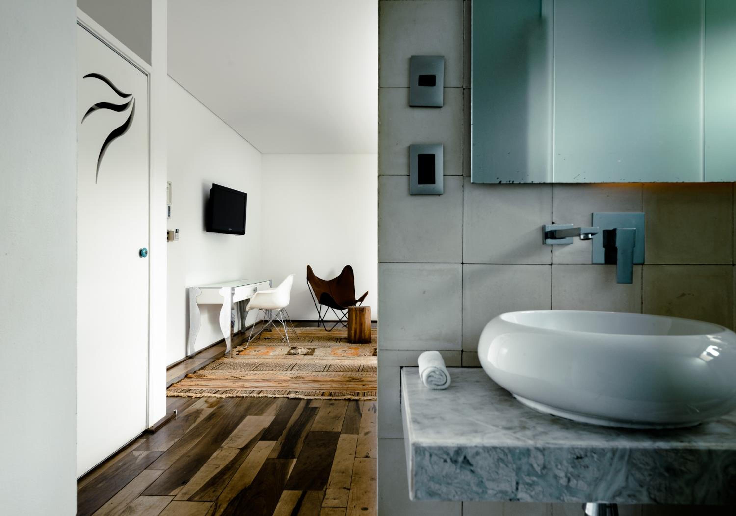Standard Suite - Photo 4