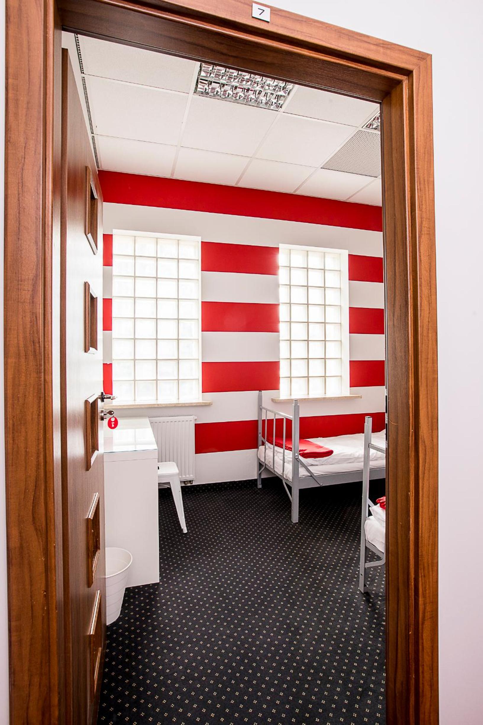 Large Twin Room - Photo 3