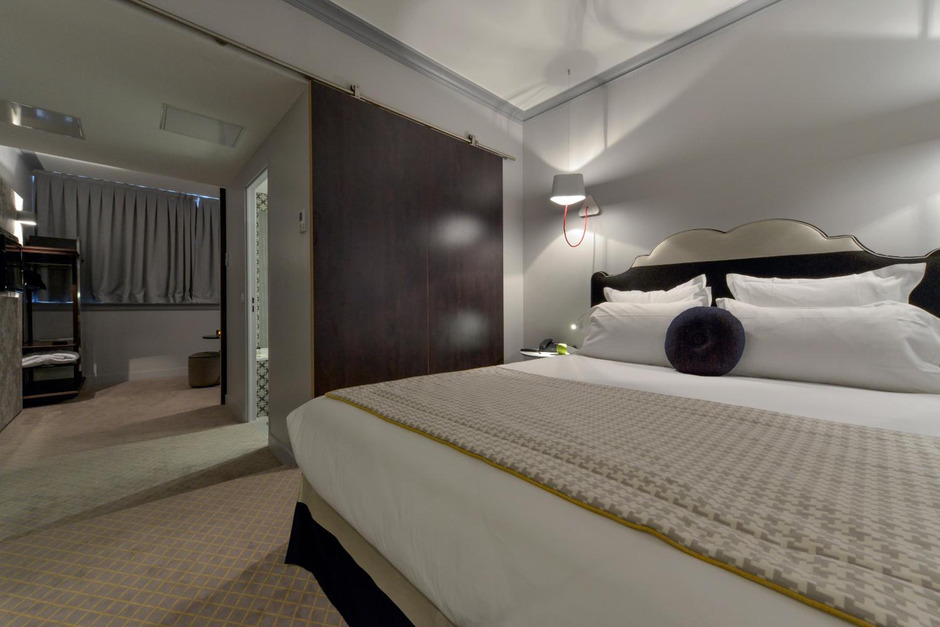 Junior Suite with Eiffel Tower View - Photo 6