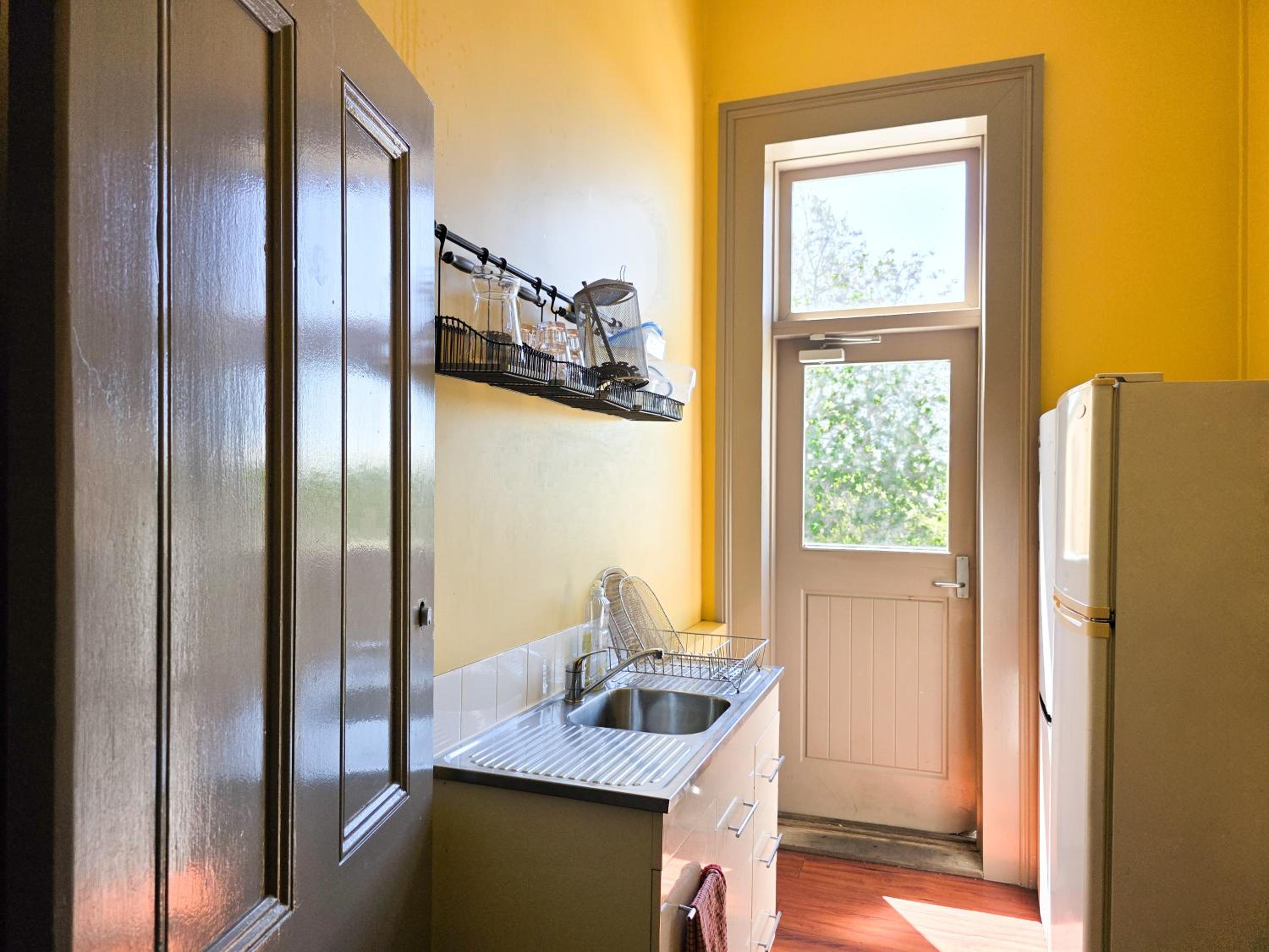 Vintage Single Twin (Shared Bathroom)