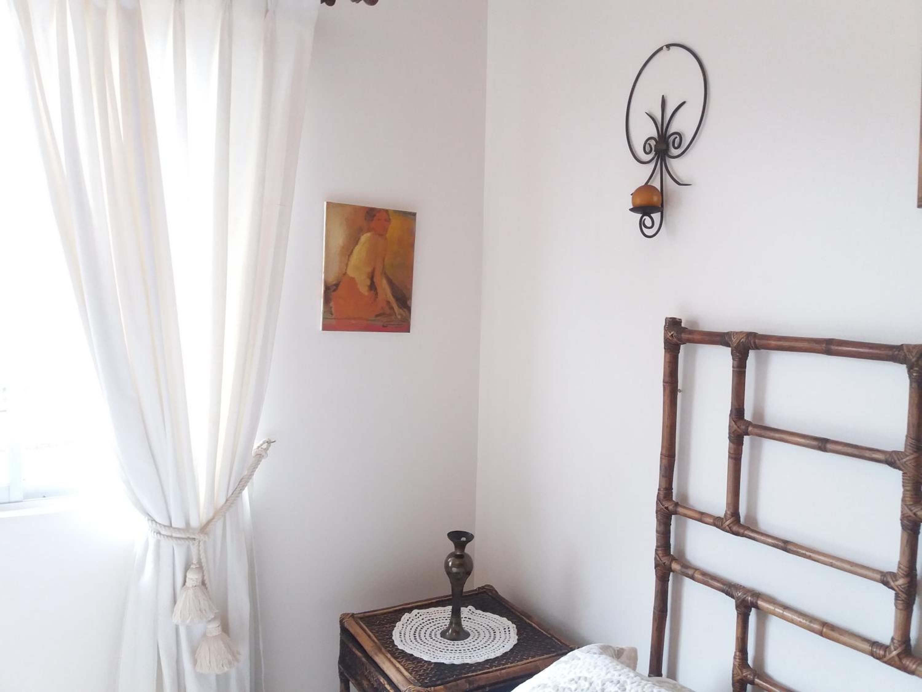Queen Room with Shared Bathroom photo 2