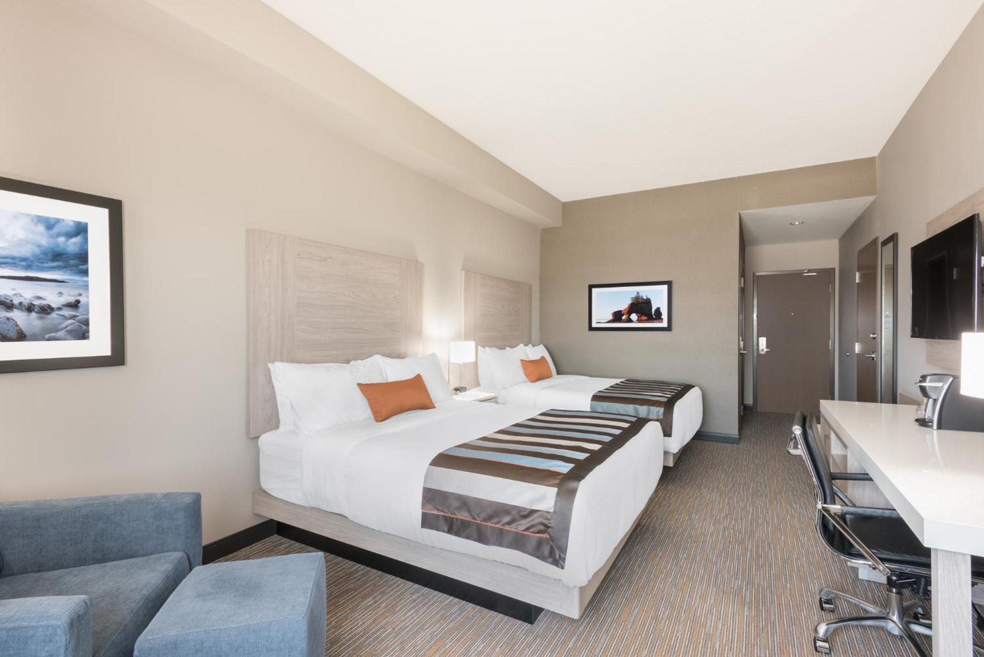 Queen Room with Two Queen Beds - Non-Smoking photo 3