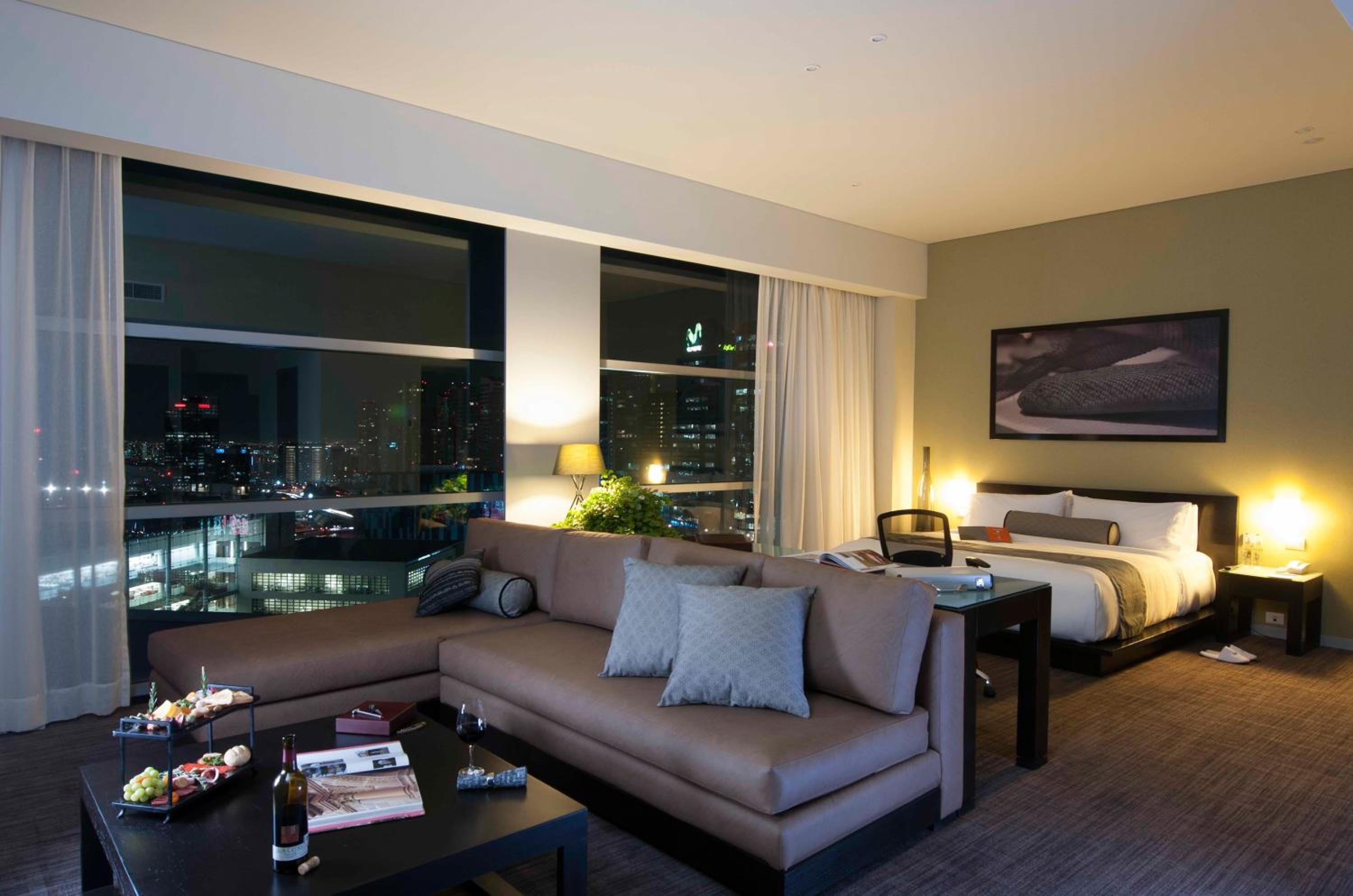 Suite with City View - Photo 7