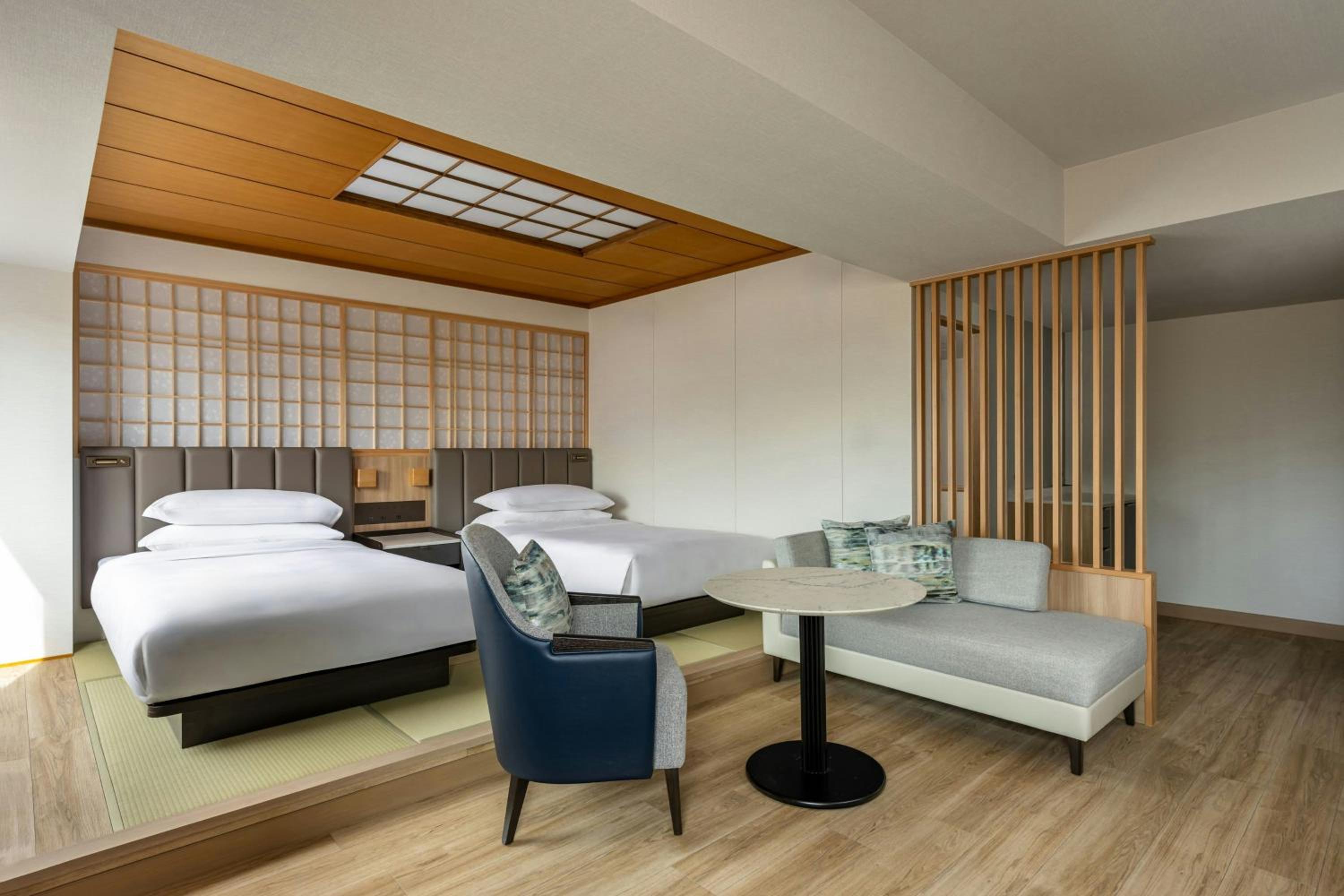 Japanese Family Room with Four Single Beds