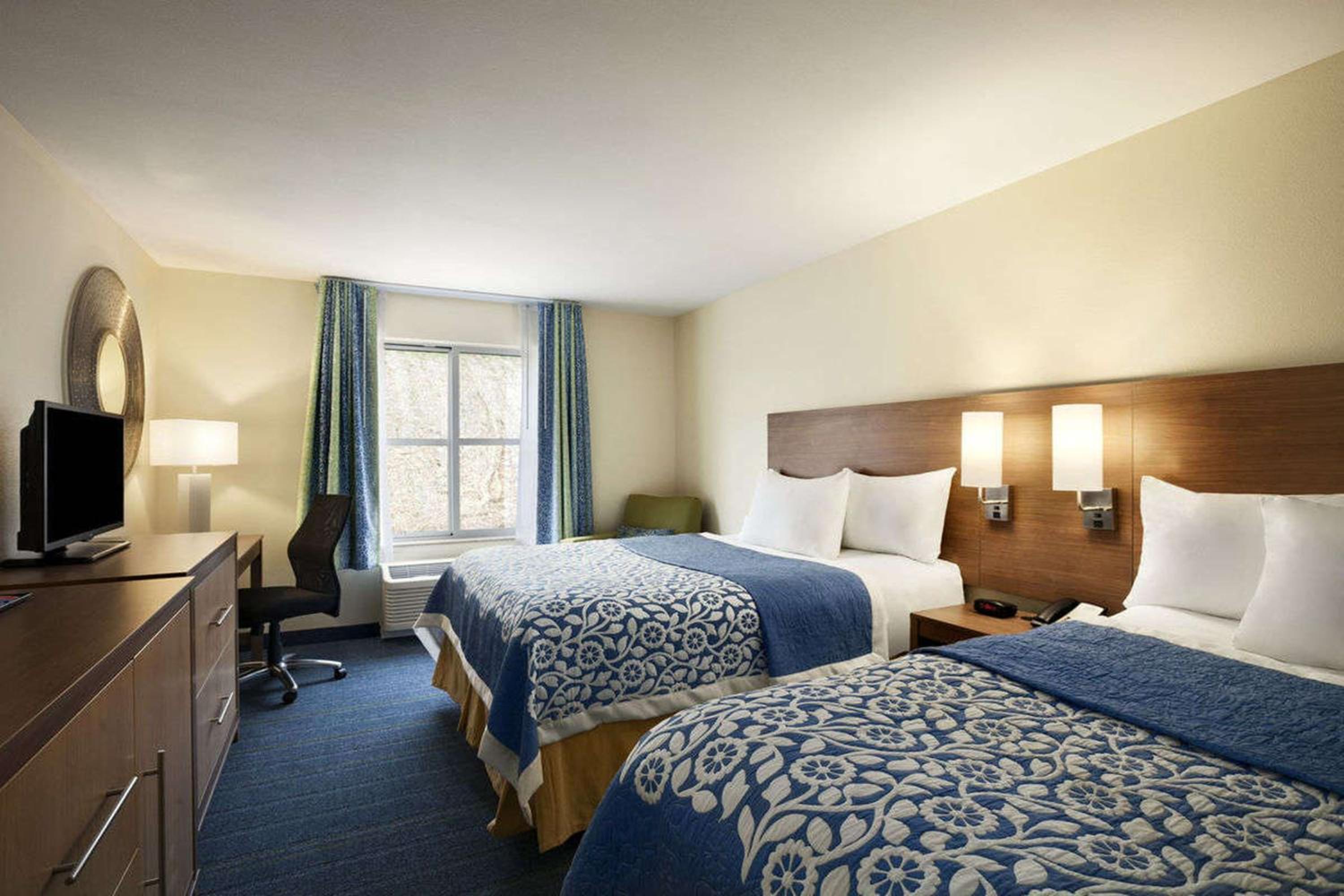 Queen Room With Two Queen Beds - Non-Smoking