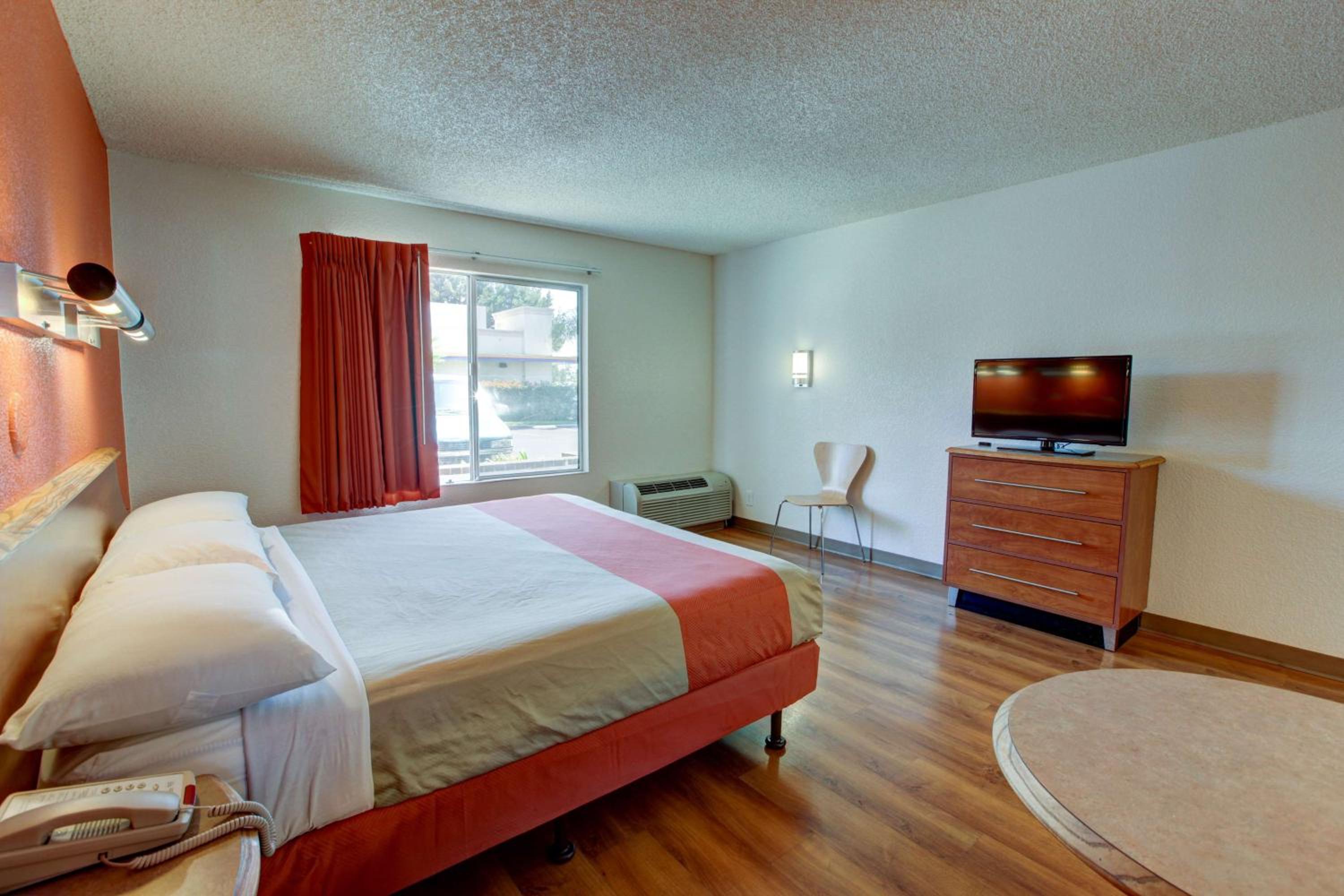 1 KING BED | ADA/RI SHOWER/PREMIUM/MICFRIDGE | Near John Wayne Airport - Photo 1