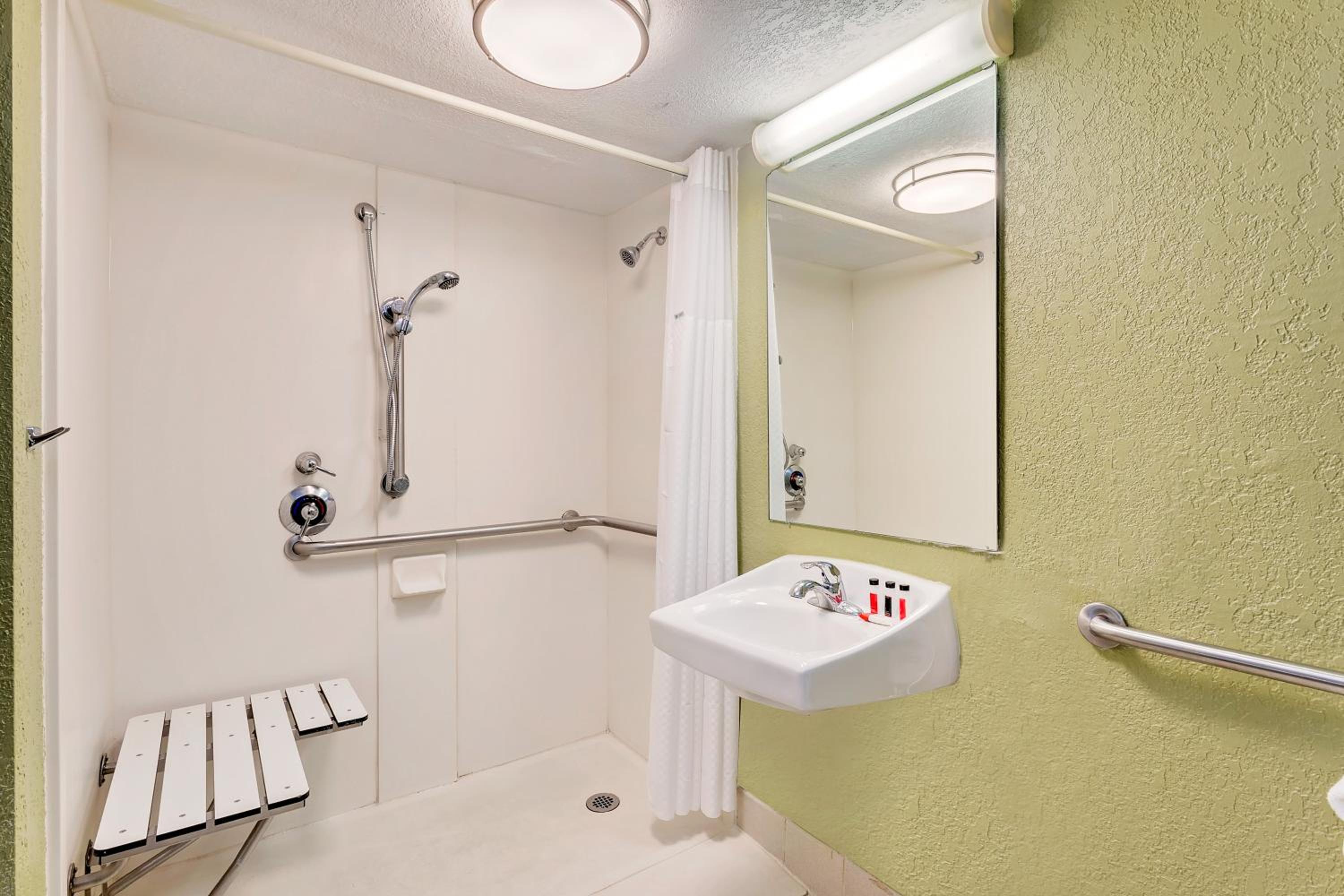 King Room with Roll-In Shower - Mobility/Hearing Accessible - Non-Smoking - Photo 5