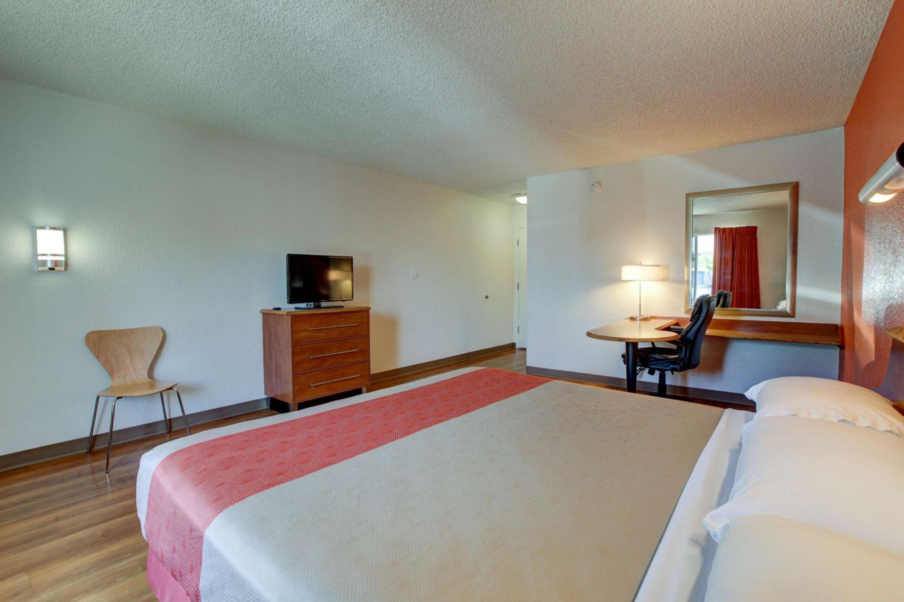 1 KING BED | ADA/RI SHOWER/PREMIUM/MICFRIDGE | Near John Wayne Airport - Photo 4