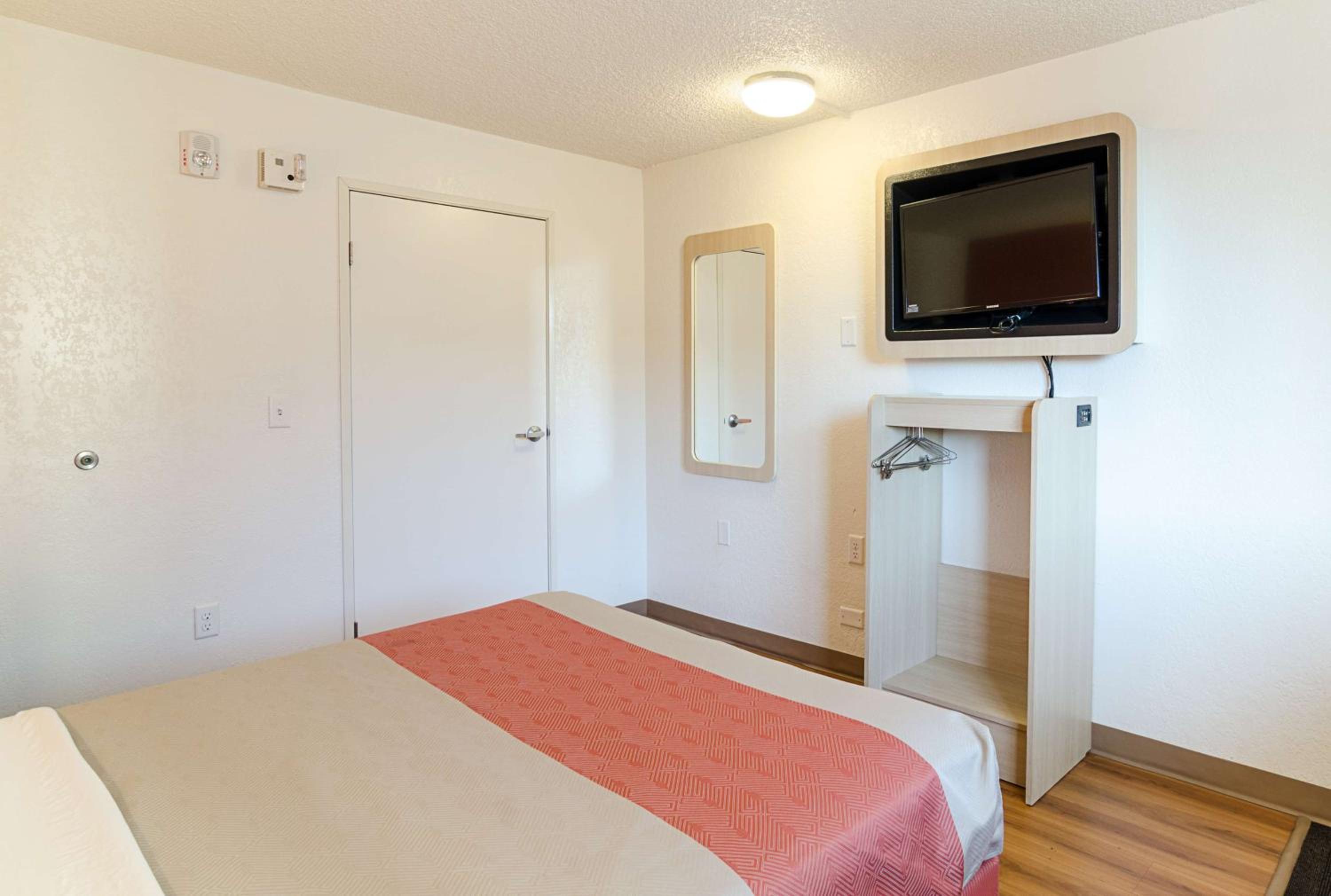 1 Queen Bed | Swimming Pool