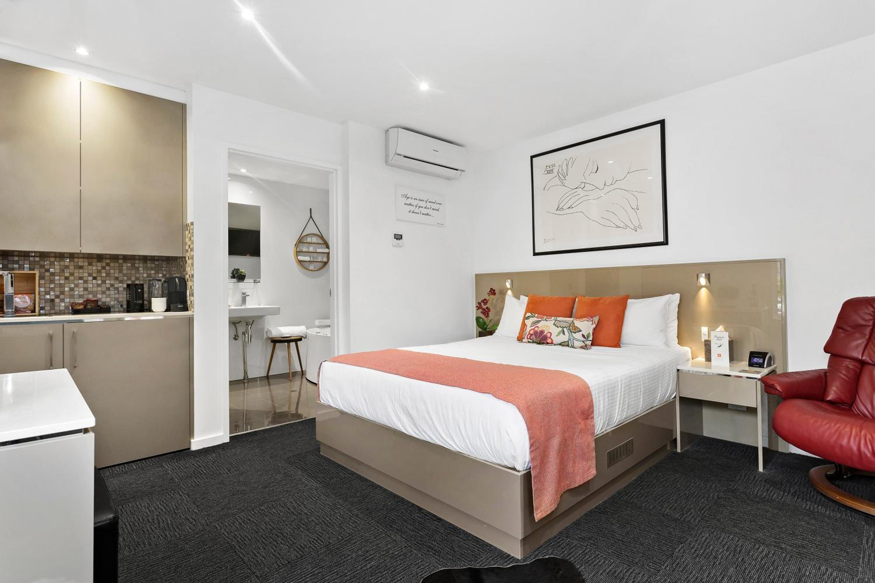 Studio Apartment with Spa Bath - Photo 9