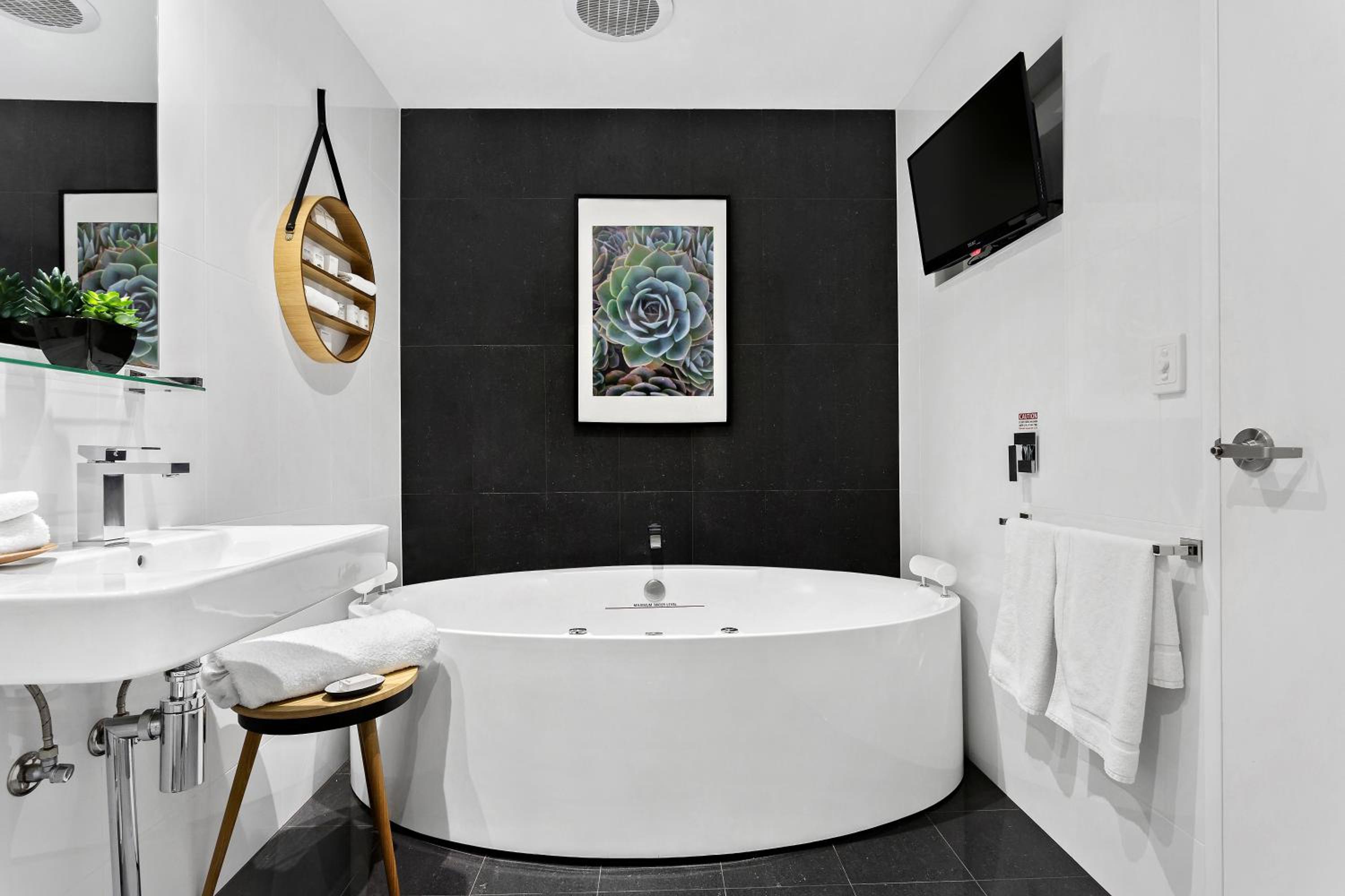Studio Apartment with Spa Bath - Photo 8