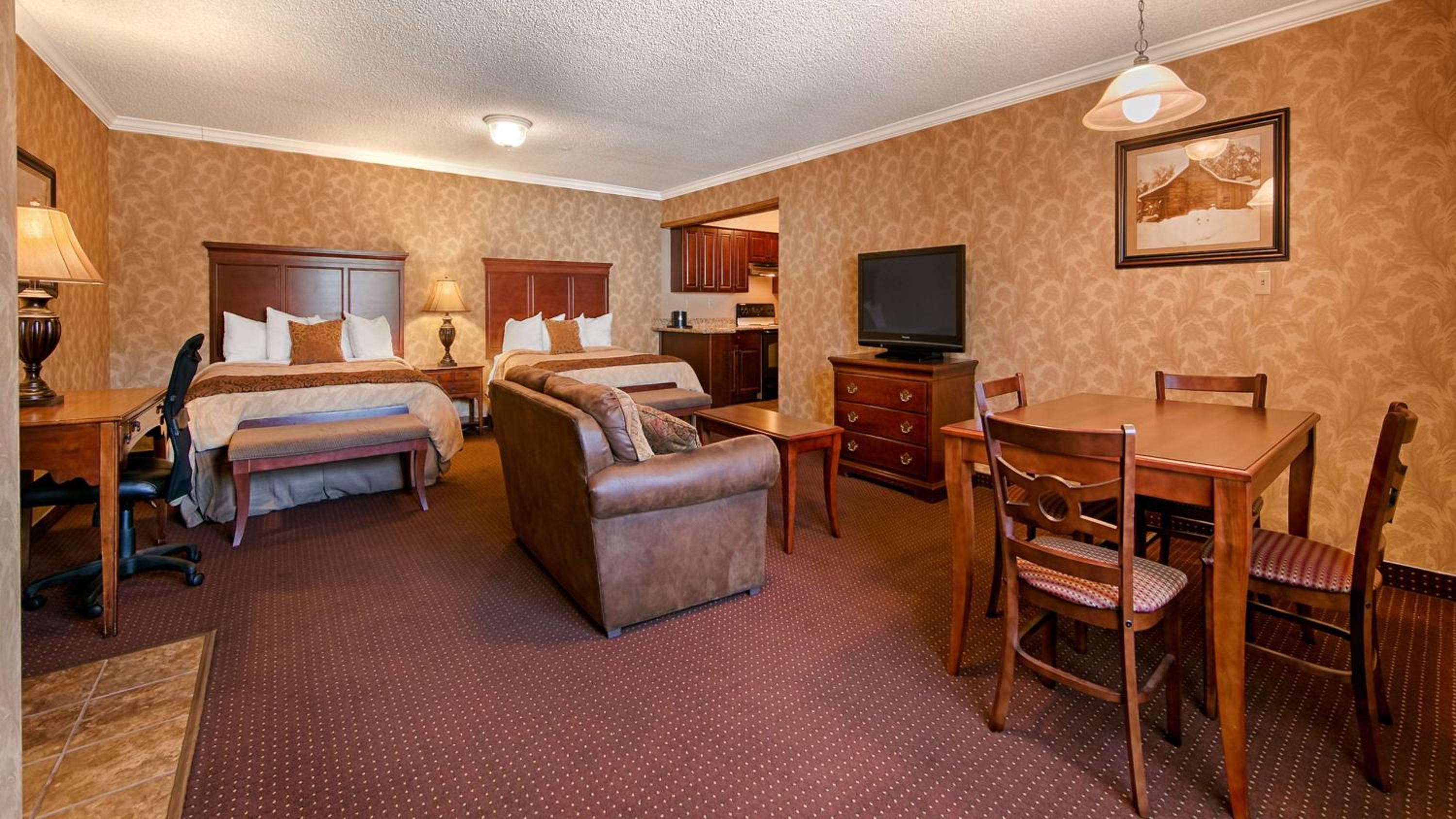 Queen Suite with Two Queen Beds - Non-Smoking photo 1