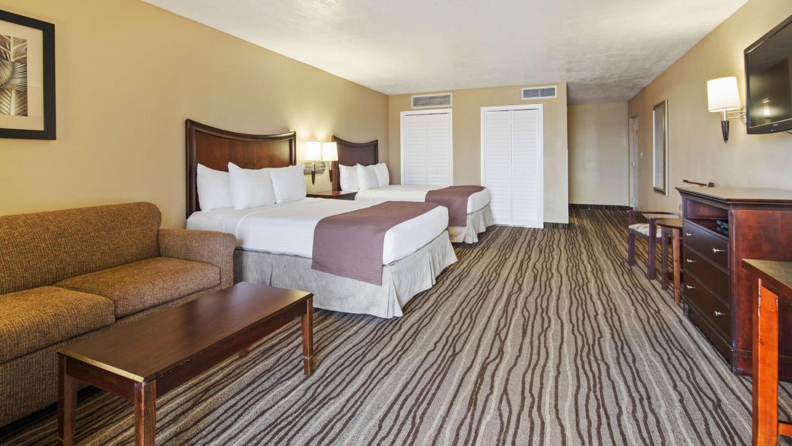 Large Queen Room with Two Queen Beds with River View - Non-Smoking - Photo 3