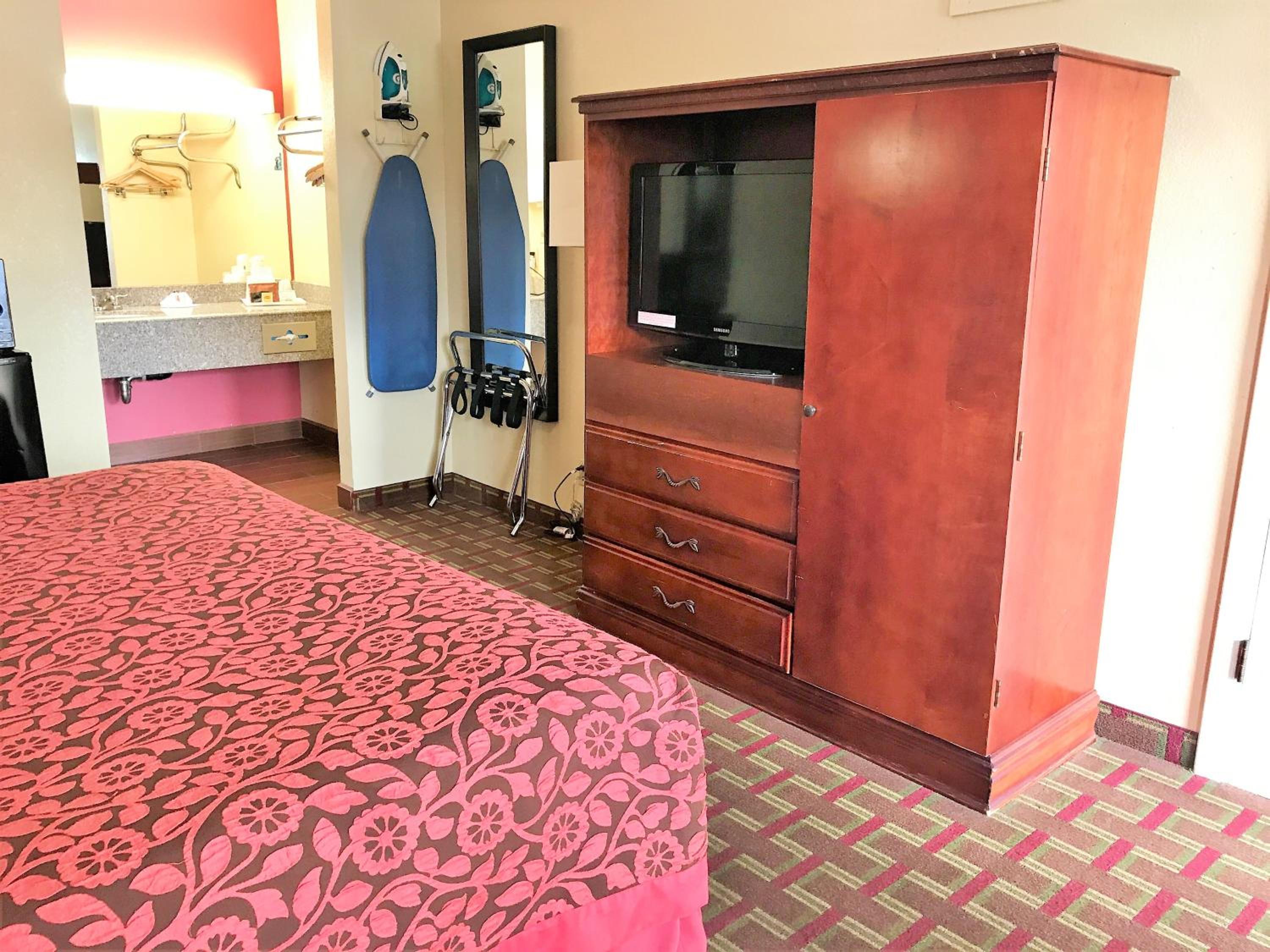 King Room - Non-Smoking - Photo 3
