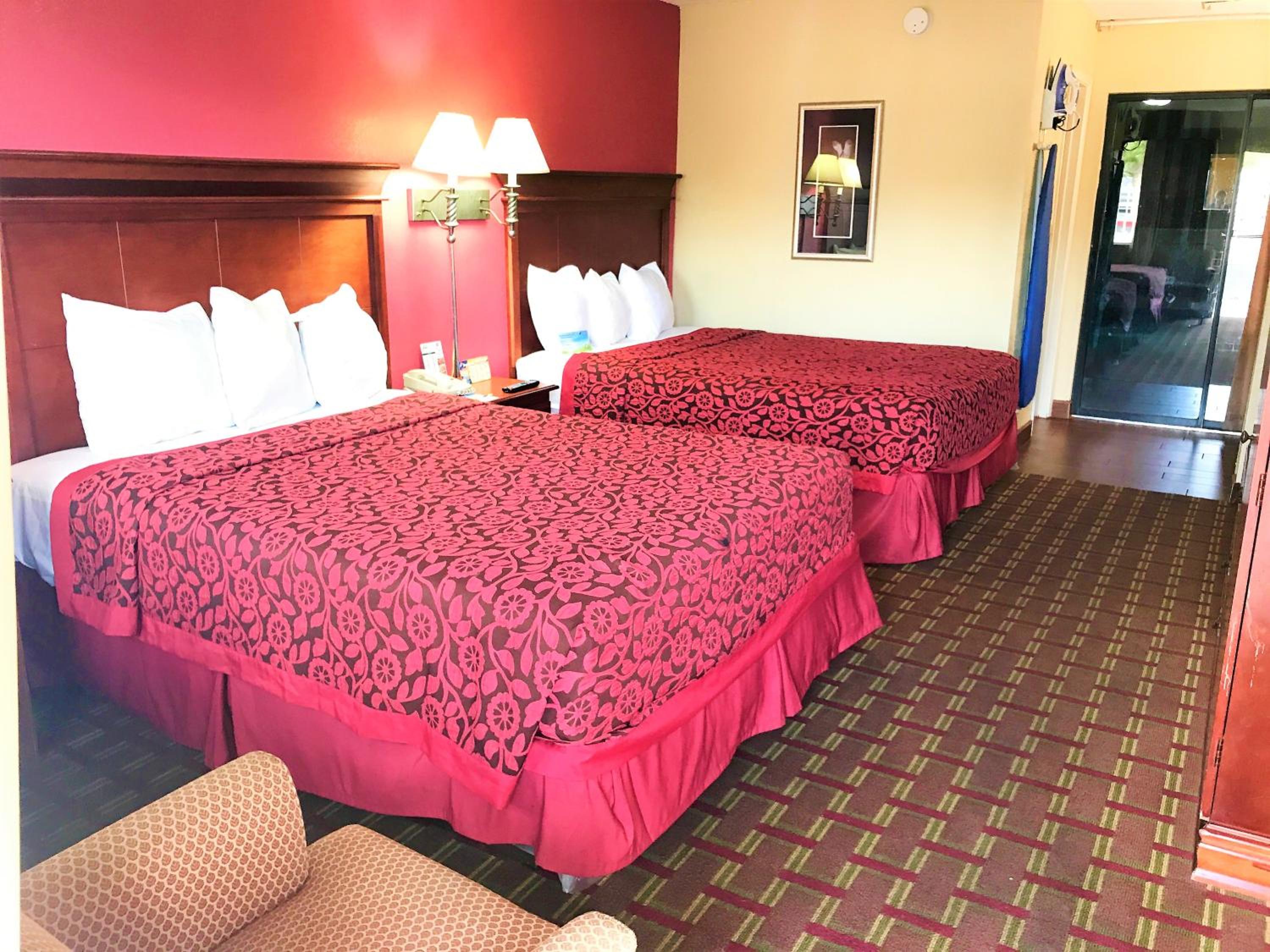 Queen Room with Two Queen Beds - Smoking - Photo 6