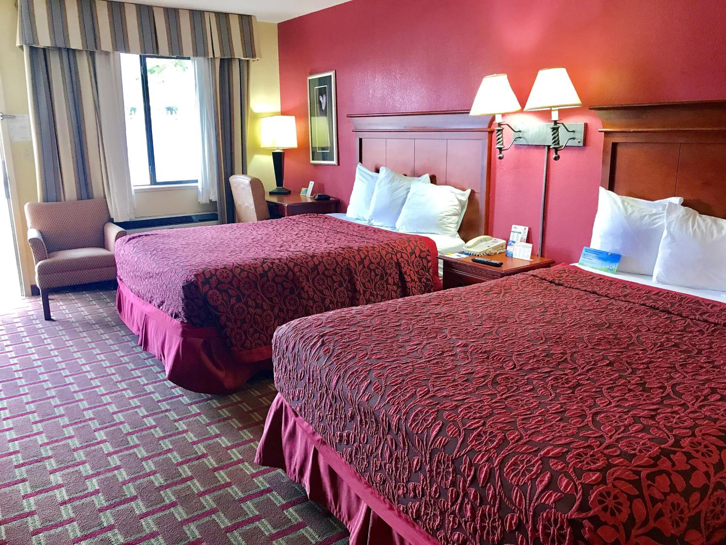 Queen Room with Two Queen Beds - Smoking - Photo 2
