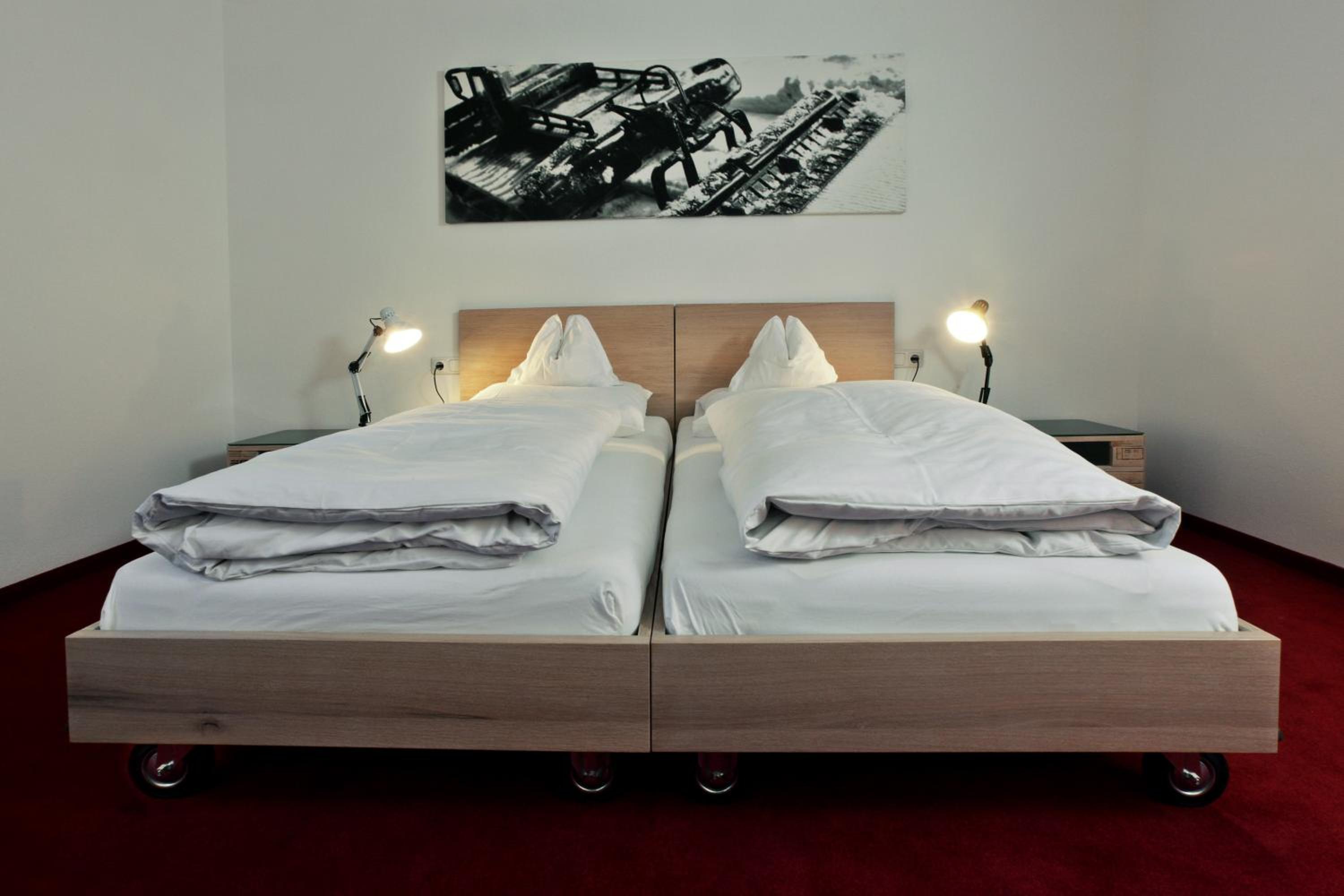 Low Budget Double or Twin Room Basement photo 3