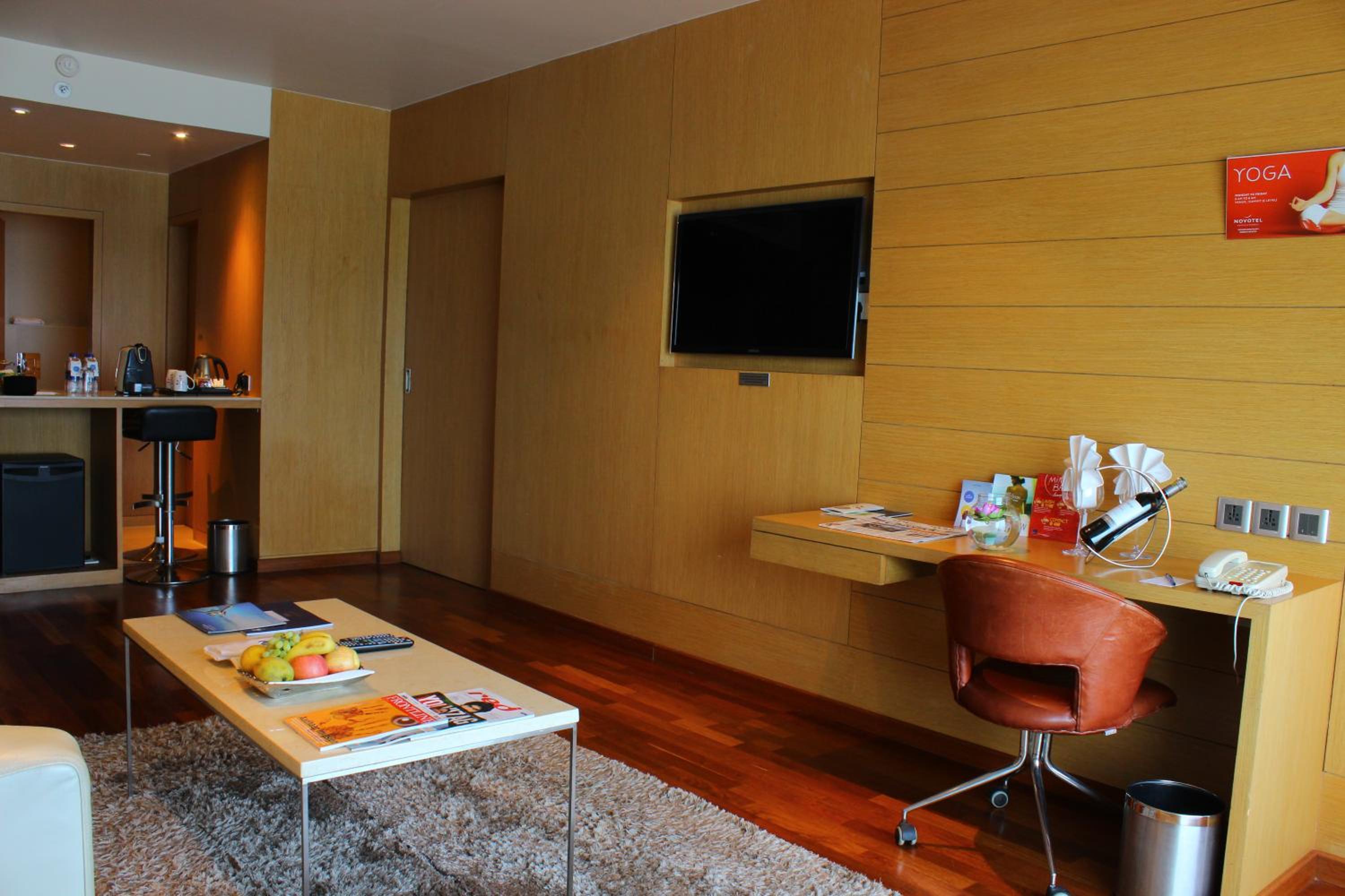 Executive Suite with 1 Double Bed Ocean View with 2 way Airport transfers & 2 pieces of laundry per room per night Non-cumulative basis.