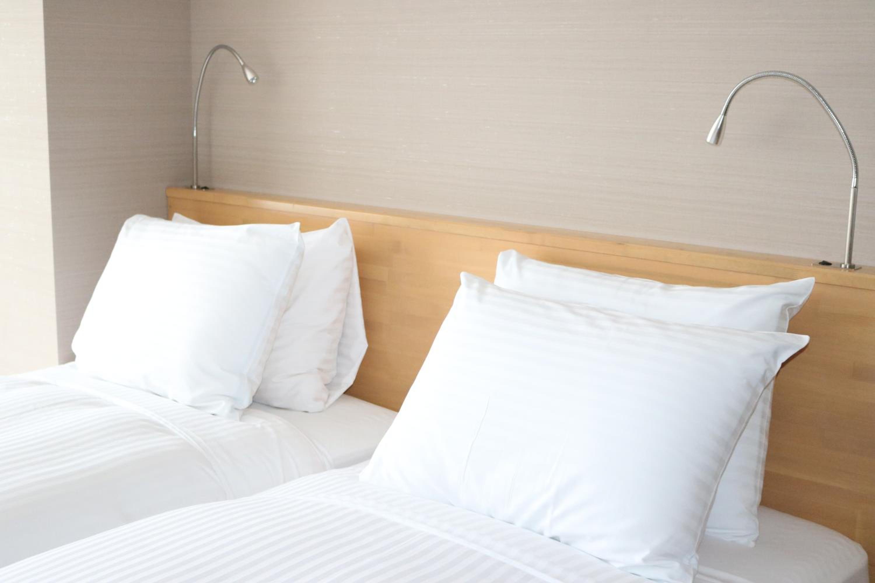 Standard Twin Room with Lake View thumbnail 5
