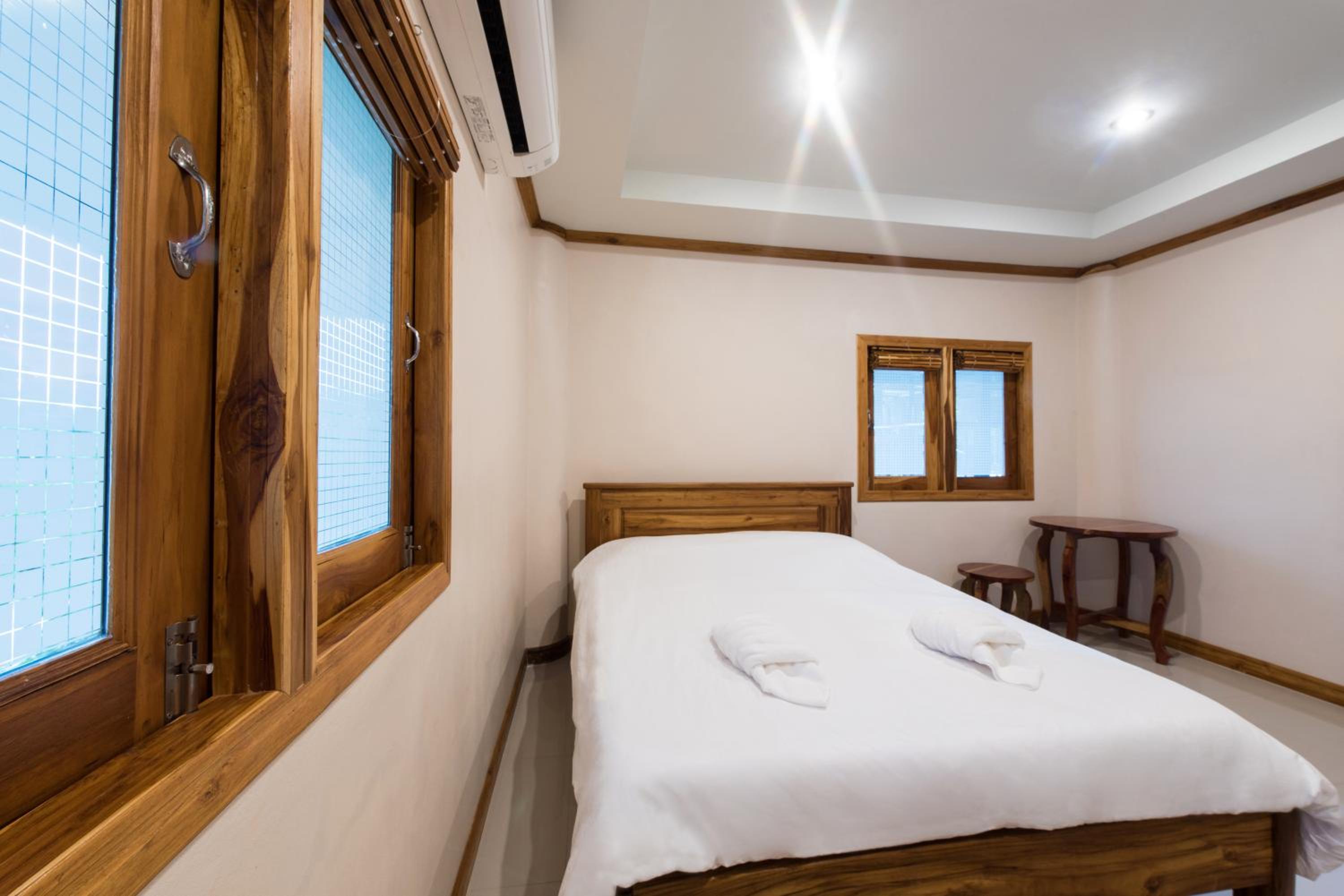 Deluxe King Room - Photo 5